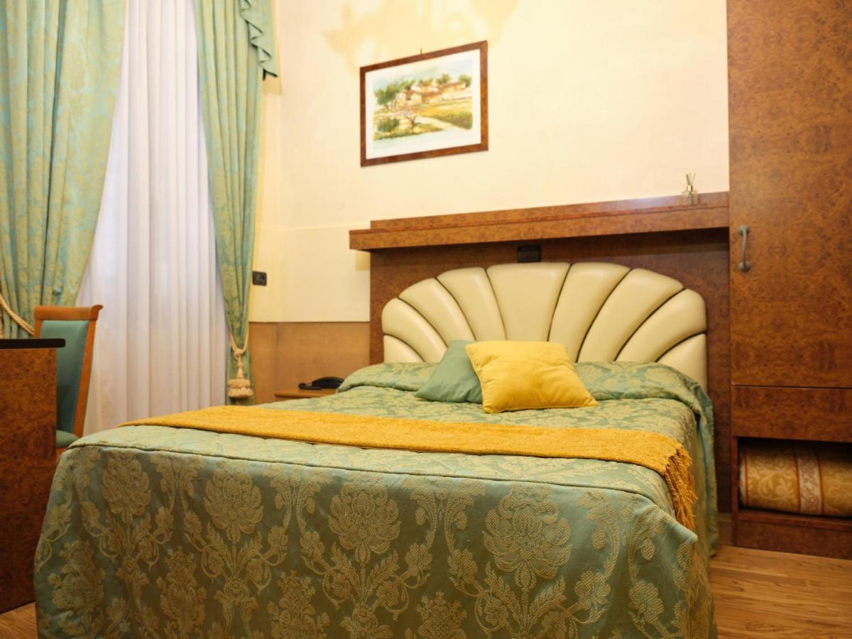 Doppelzimmer mit französischem Bett