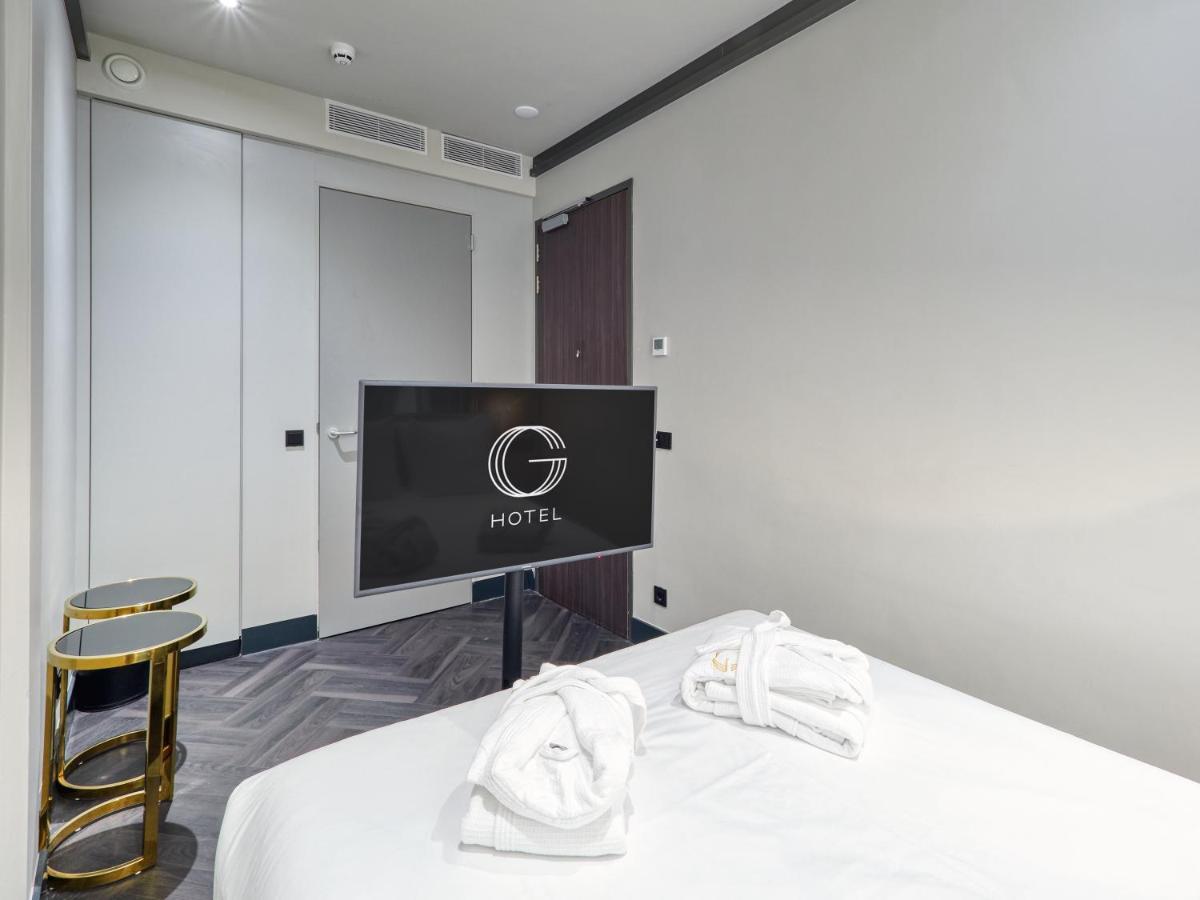 Kleines Doppelzimmer mit Blick auf die Veranda