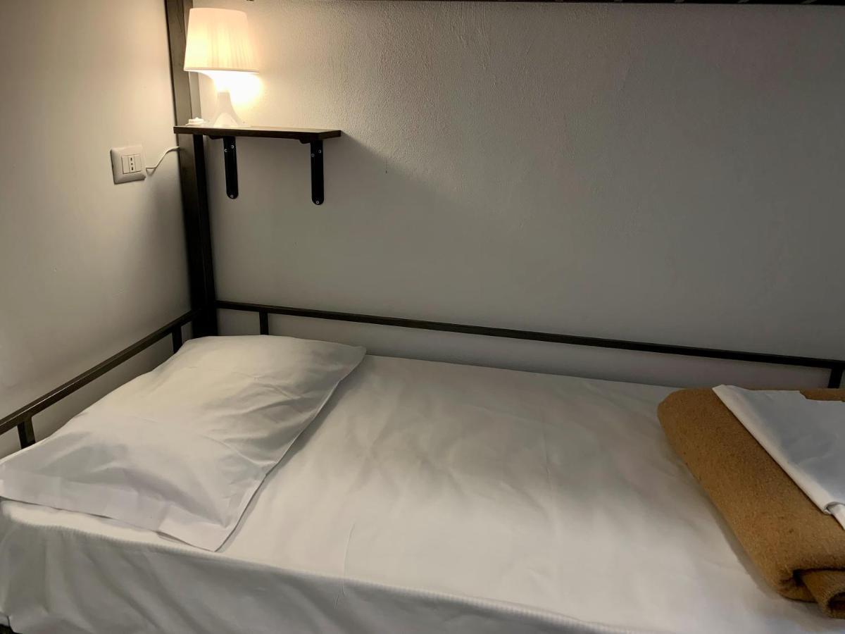 Einzelbett im gemischten Schlafsaal