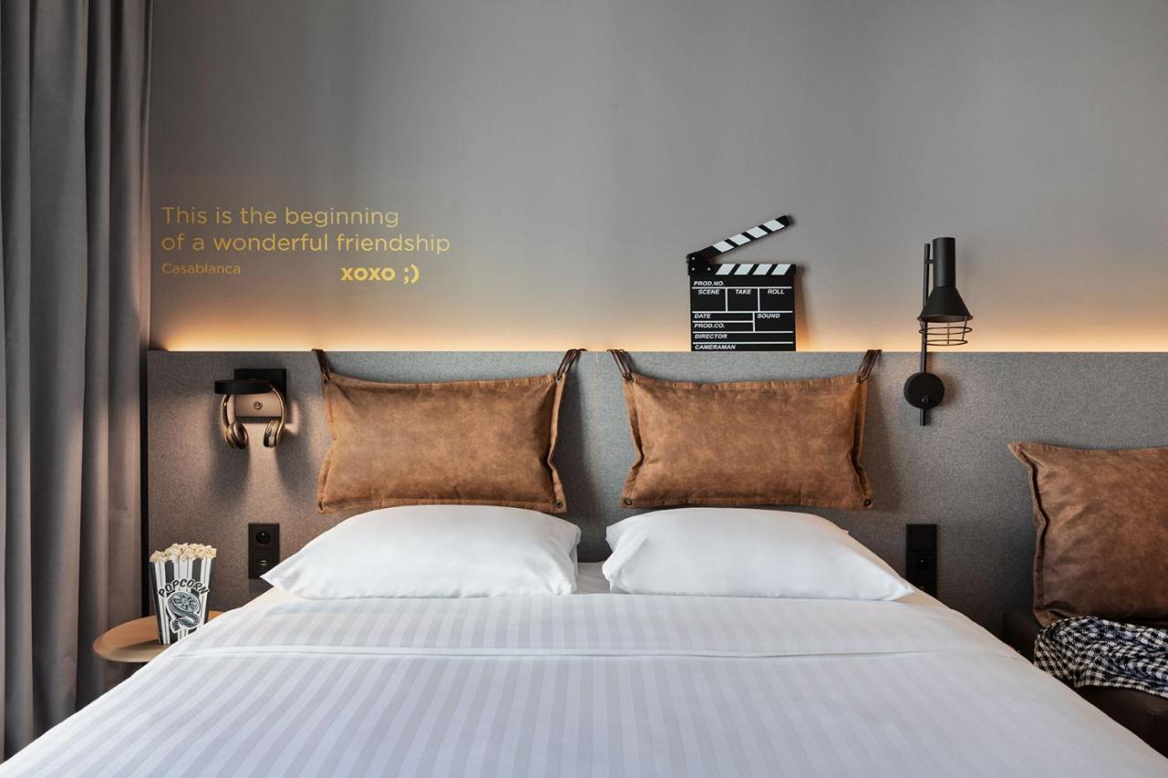 Zimmer mit Queensize-Bett und Stadtblick