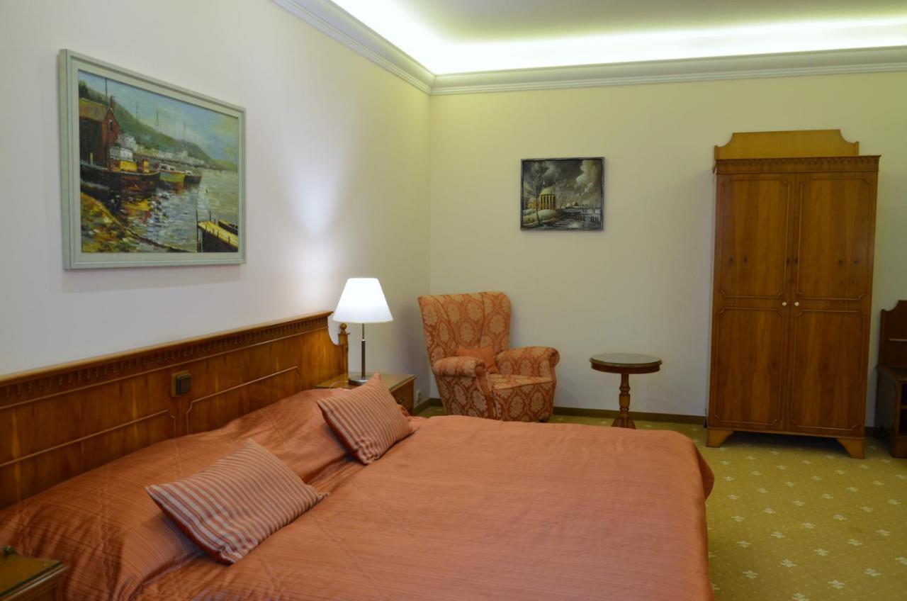 Großes Doppel-/Zweibettzimmer
