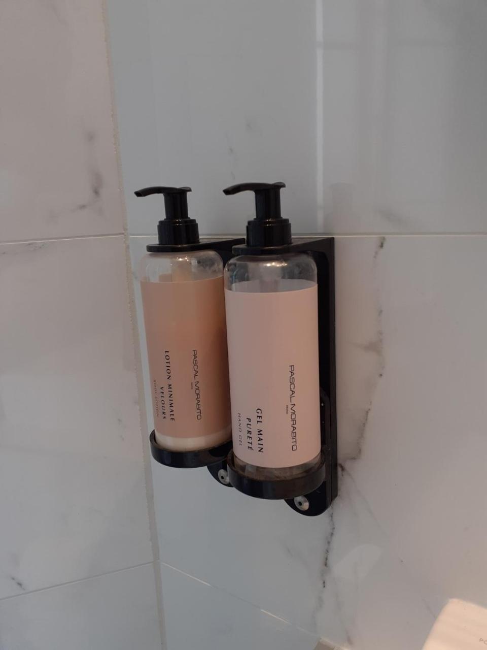 2 nebeneinander liegende Doppelzimmer