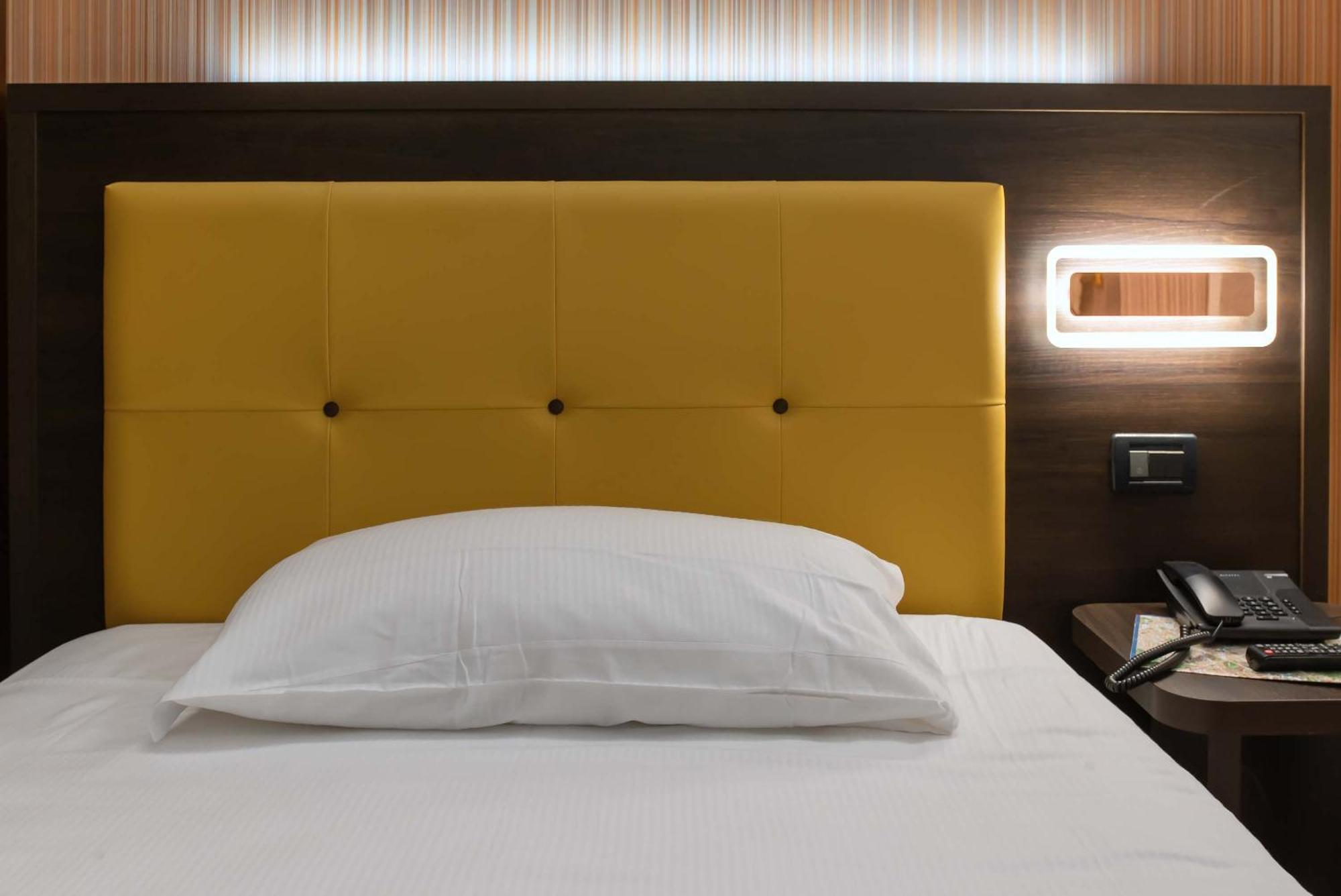 Einzelzimmer mit französischem Bett.