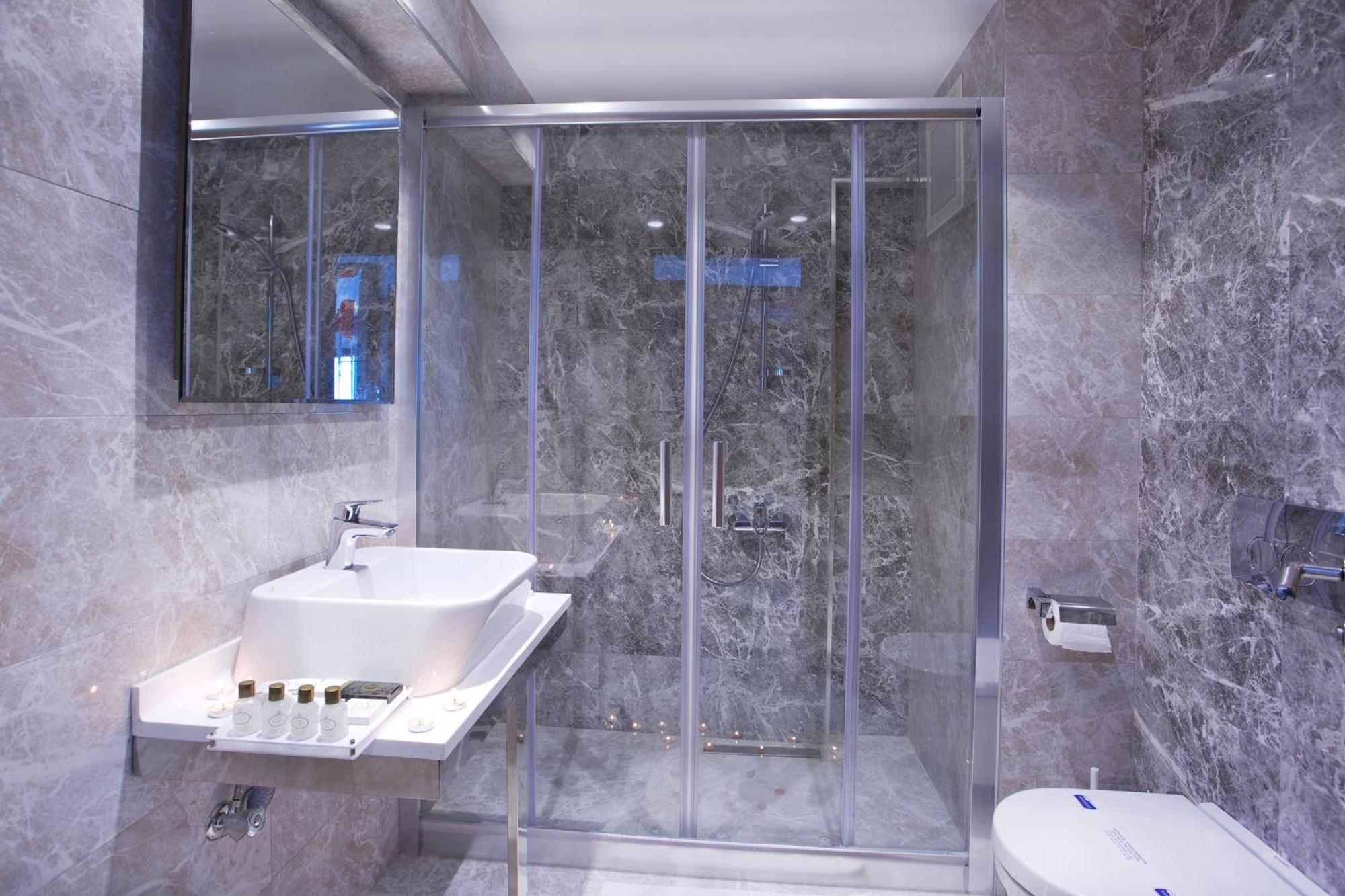 Honeymoon Suite,847007843:JPEG