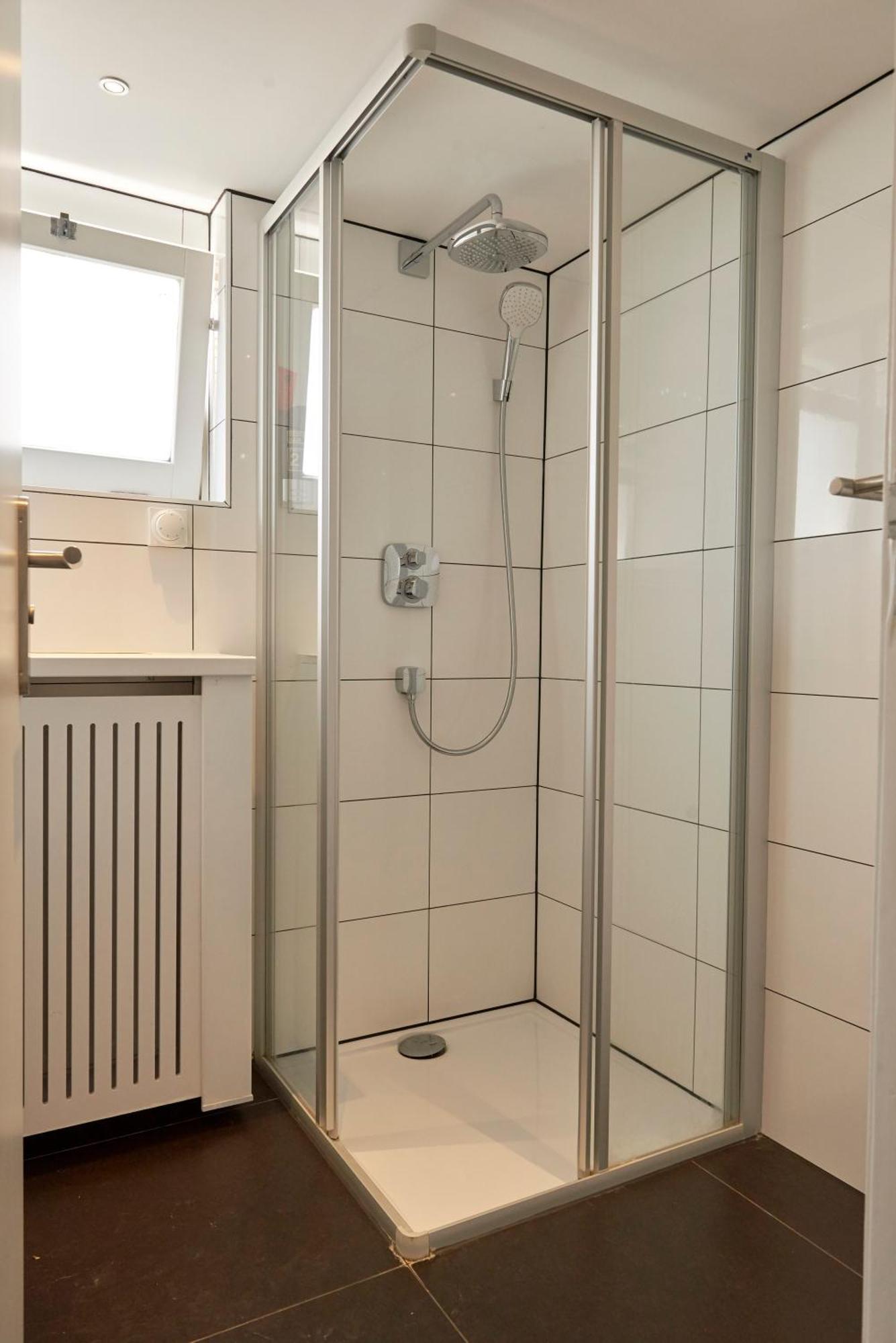 - Basic Einzelzimmer mit Gemeinschaftsbad