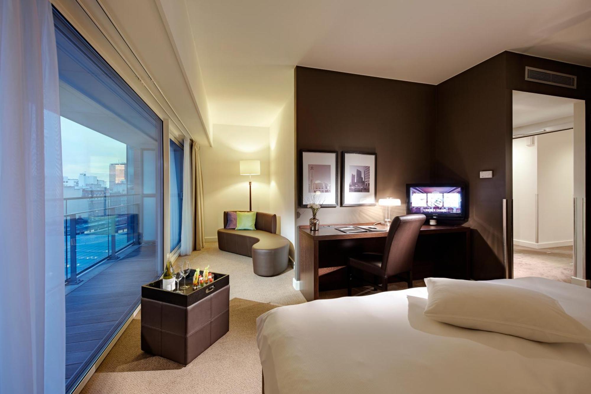 Premium Zimmer mit Kingsize-Bett, Balkon und Stadtblick