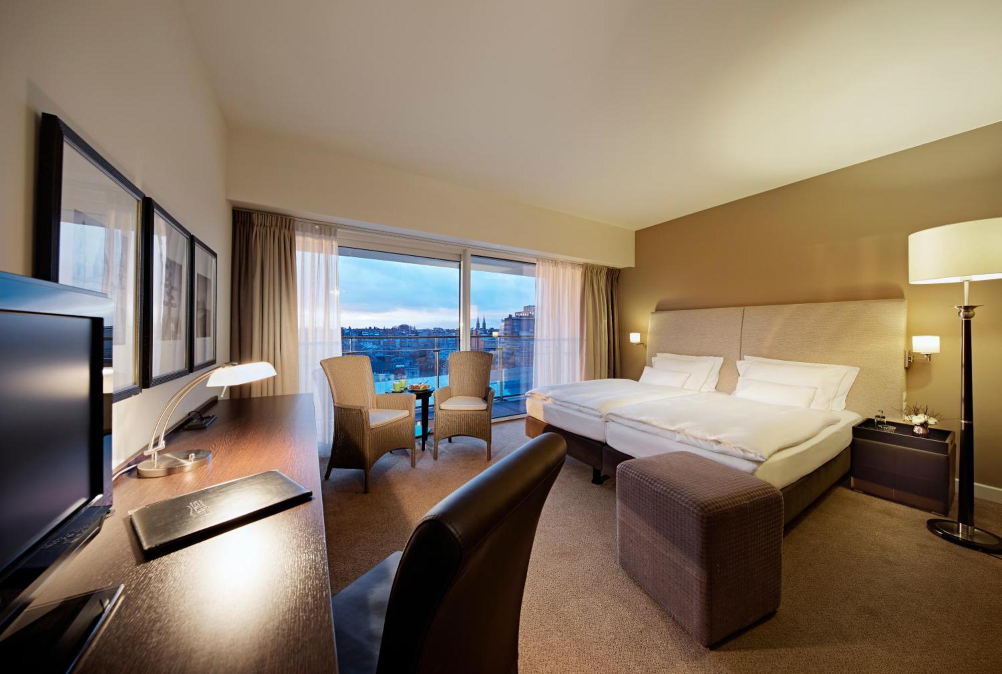 Zweibettzimmer mit Balkon und Stadtblick