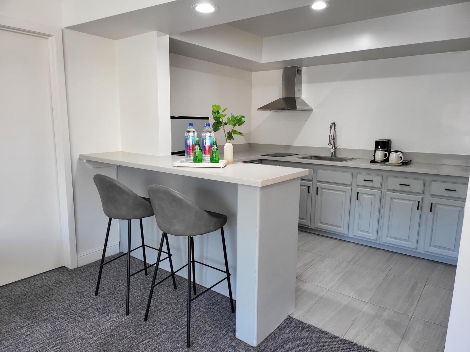 1 Bedroom Suite, 1 King Bed with Kitchenette