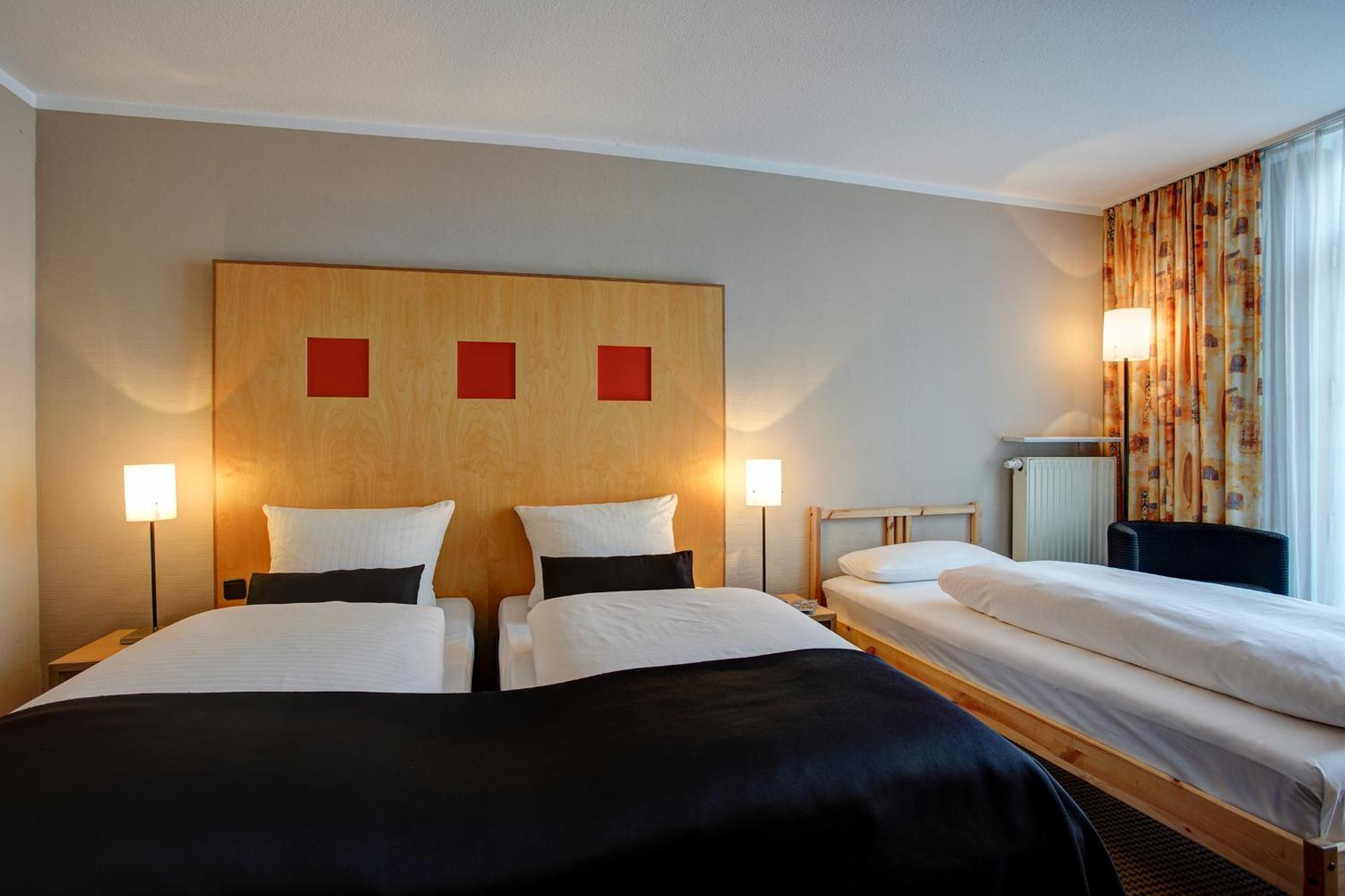 Familienzimmer mit 1 Doppelbett und 1 Einzelbett
