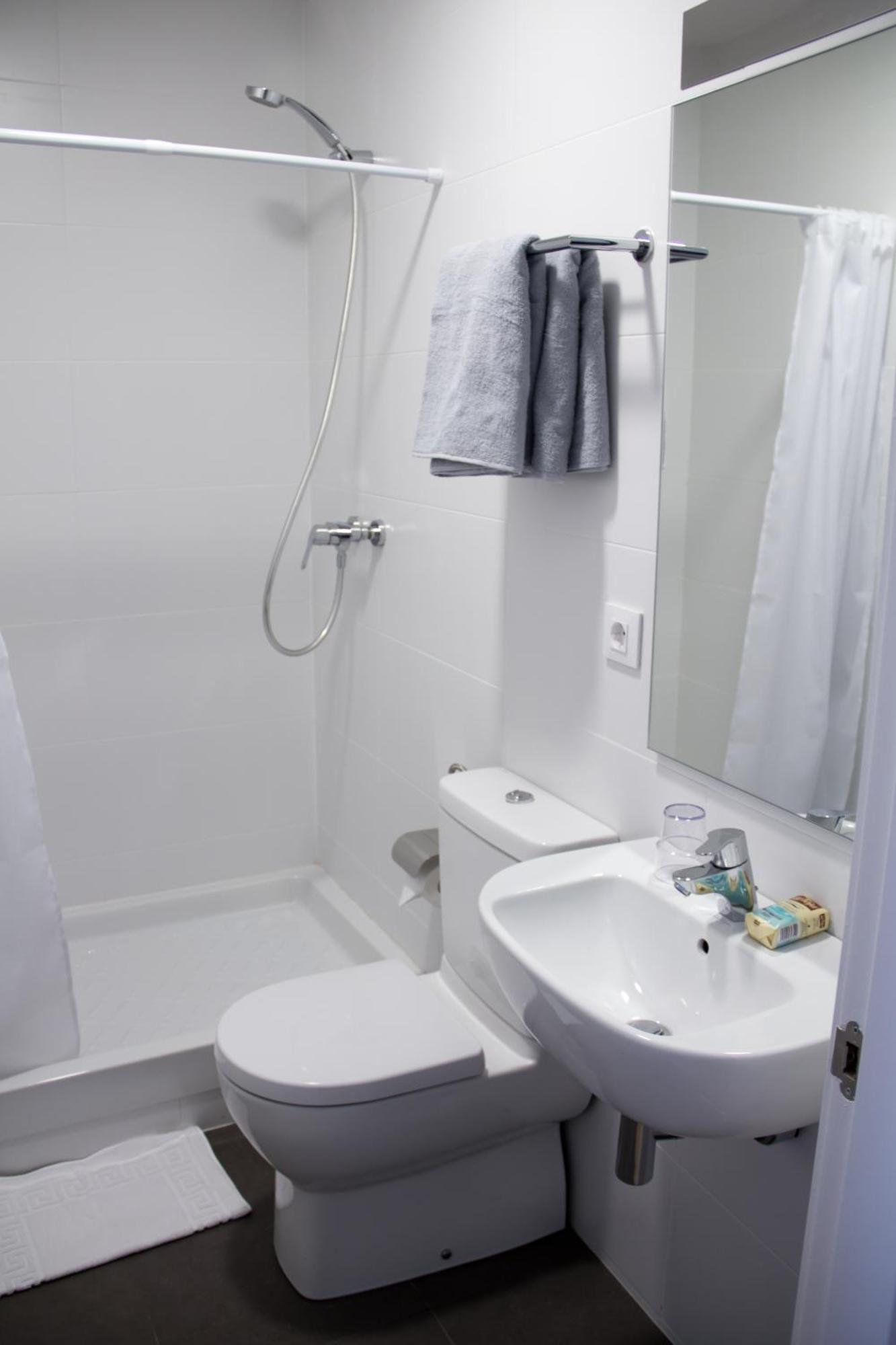 Zweibettzimmer mit Balkon