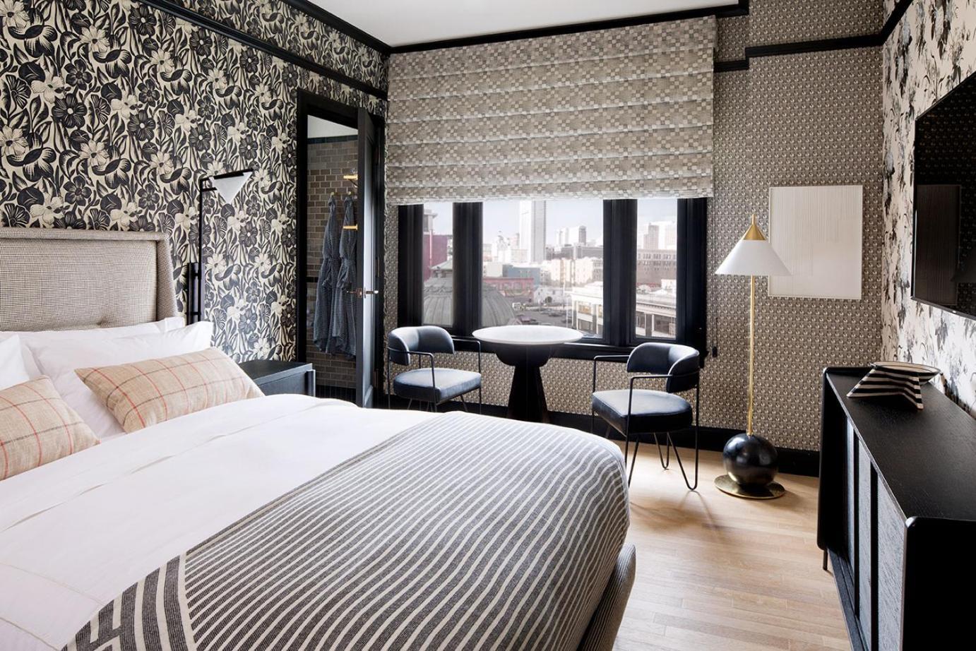 Deluxe Zimmer mit 1 Queensize-Bett und Stadtblick
