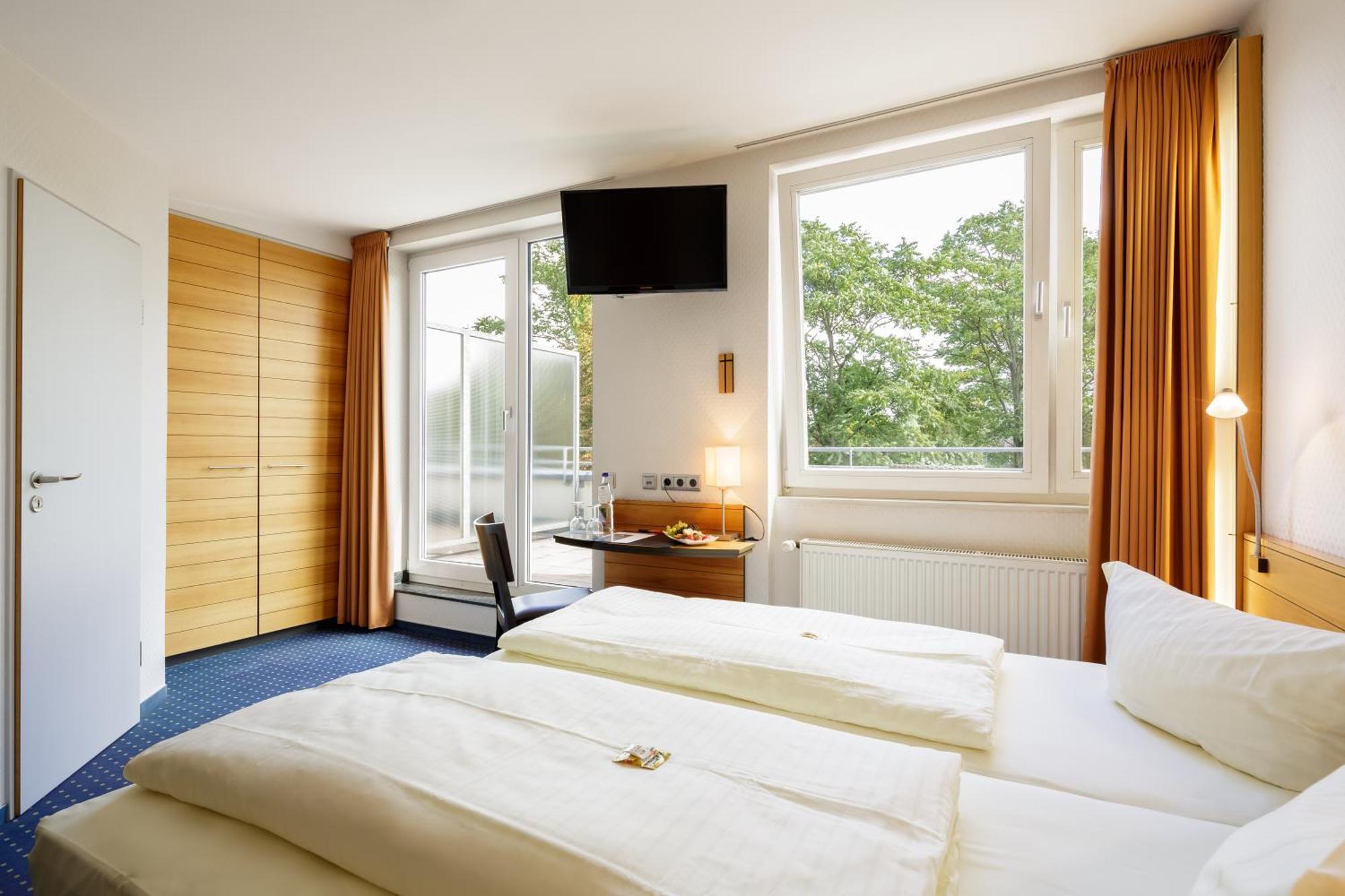 Doppel-/Zweibettzimmer mit Balkon