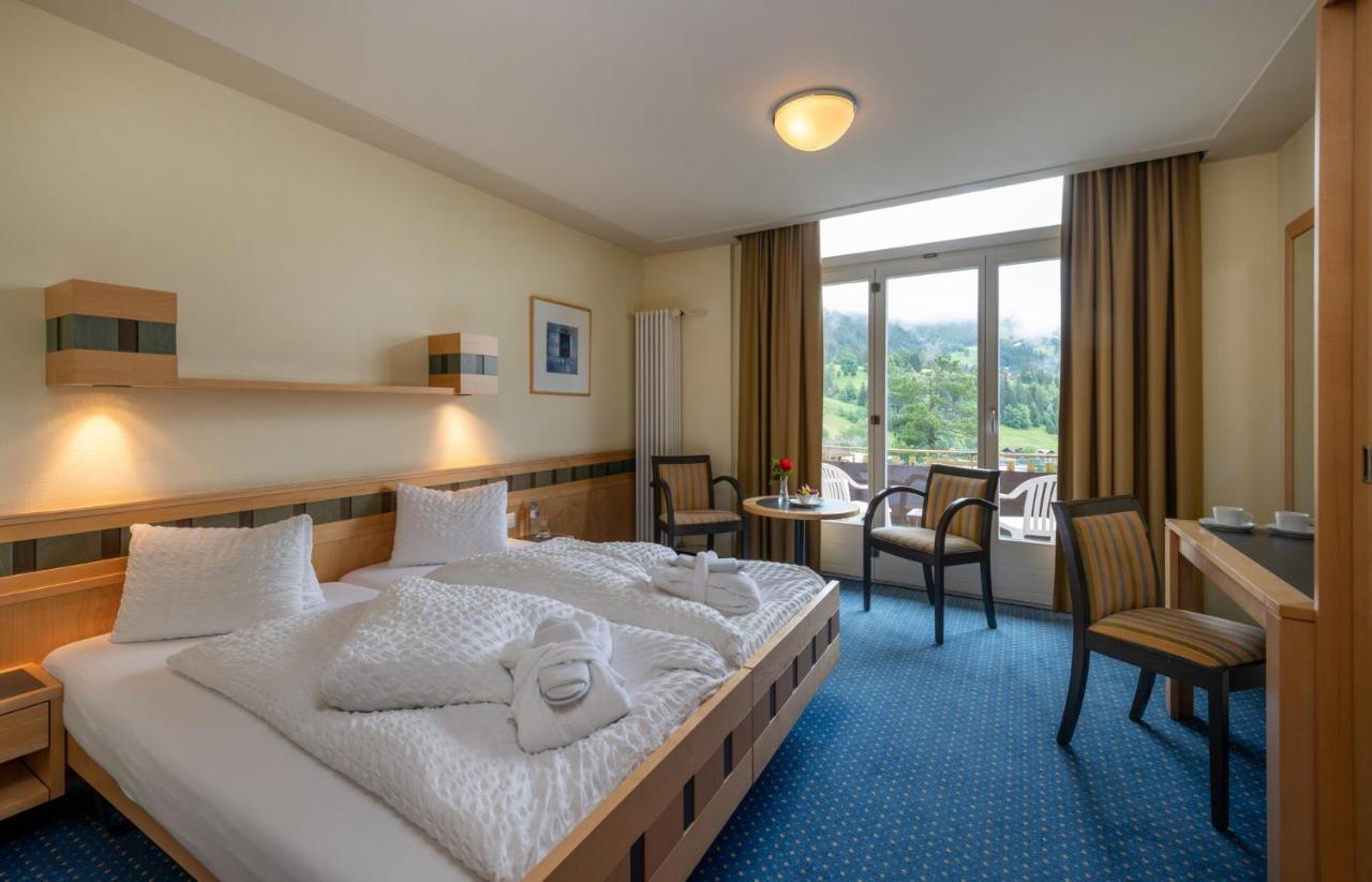 Doppelzimmer mit Balkon (2 Erwachsene + 1 Kind)