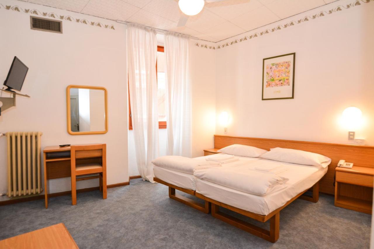 Doppel- oder Zweibettzimmer