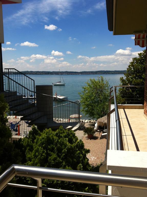 Doppel- oder Zweibettzimmer mit Balkon und seitlichem Seeblick