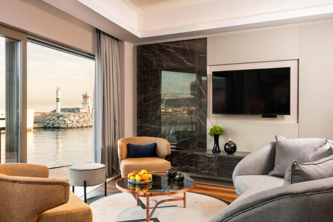 Suite mit Kingsize-Bett und Aussicht auf die Skyline - Nichtraucher