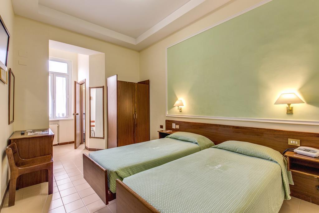 Doppel- oder Zweibettzimmer