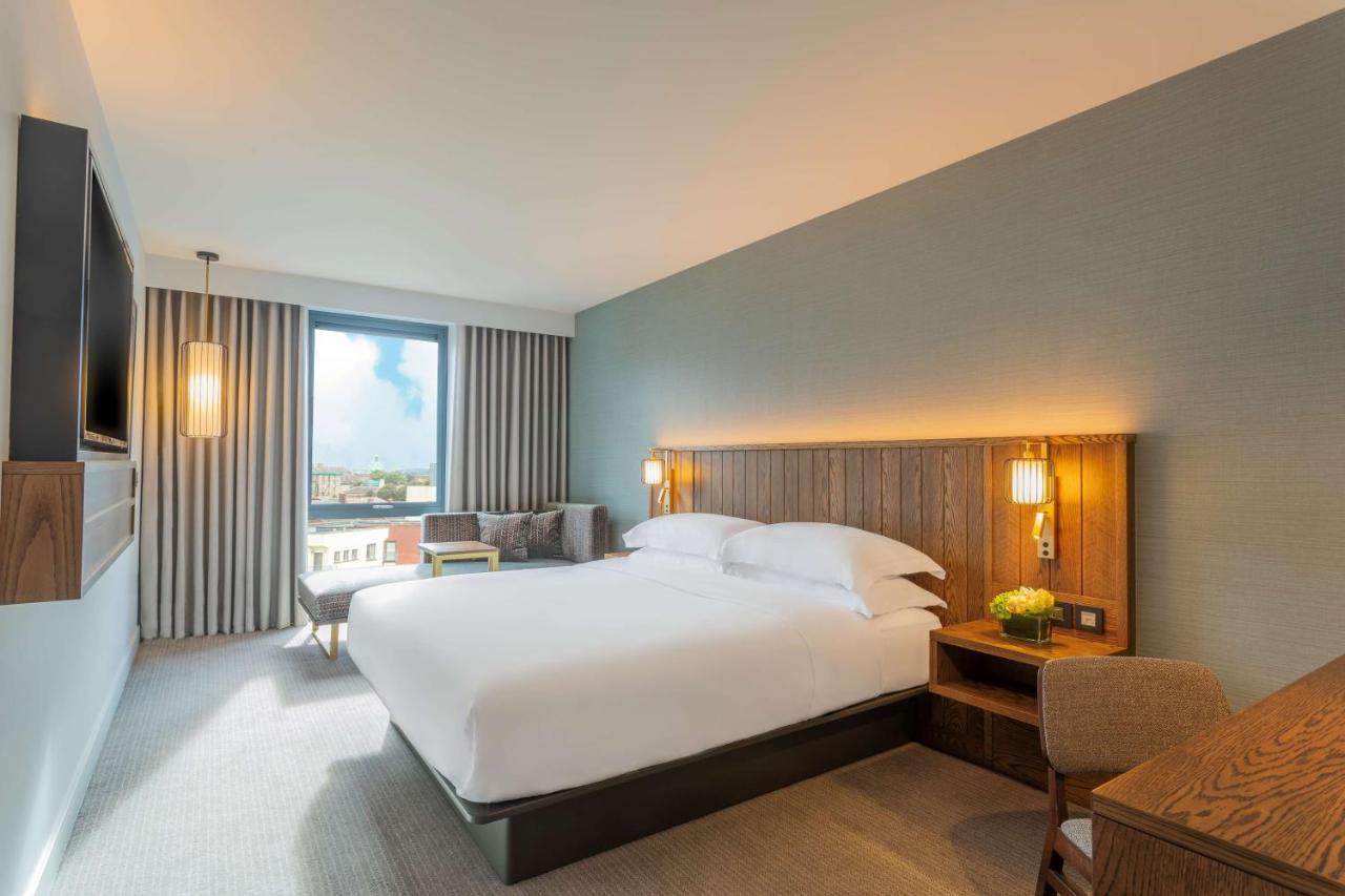 Zimmer mit Kingsize-Bett und Aussicht