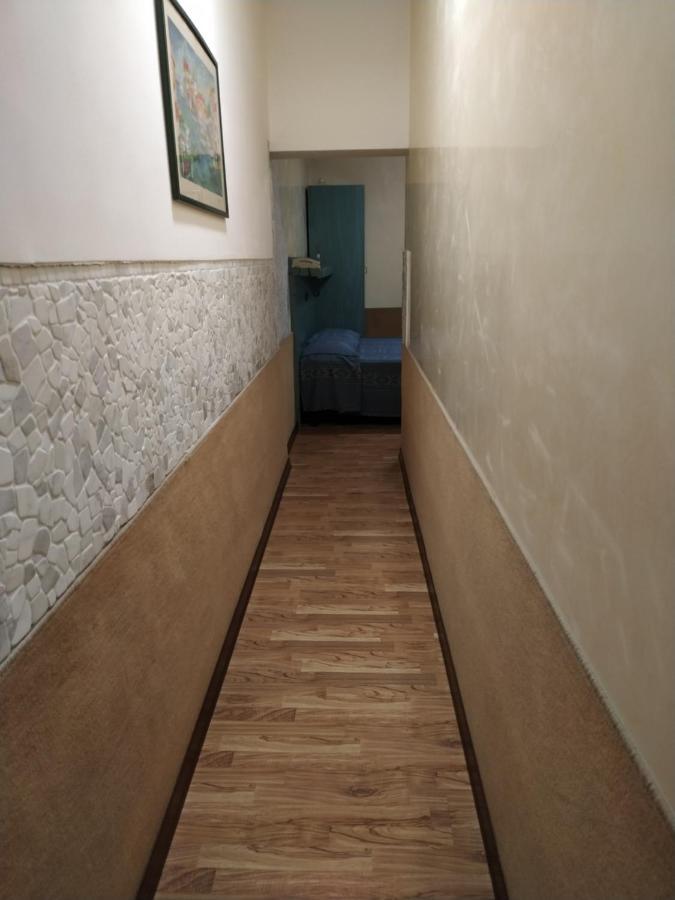 Zweibettzimmer mit eigenem Bad außerhalb des Zimmers