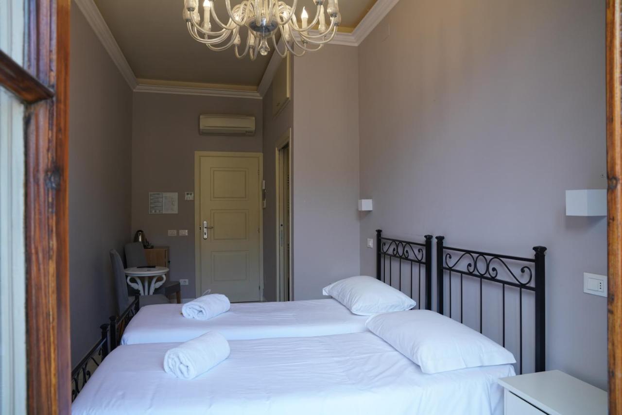 Zweibettzimmer mit Balkon