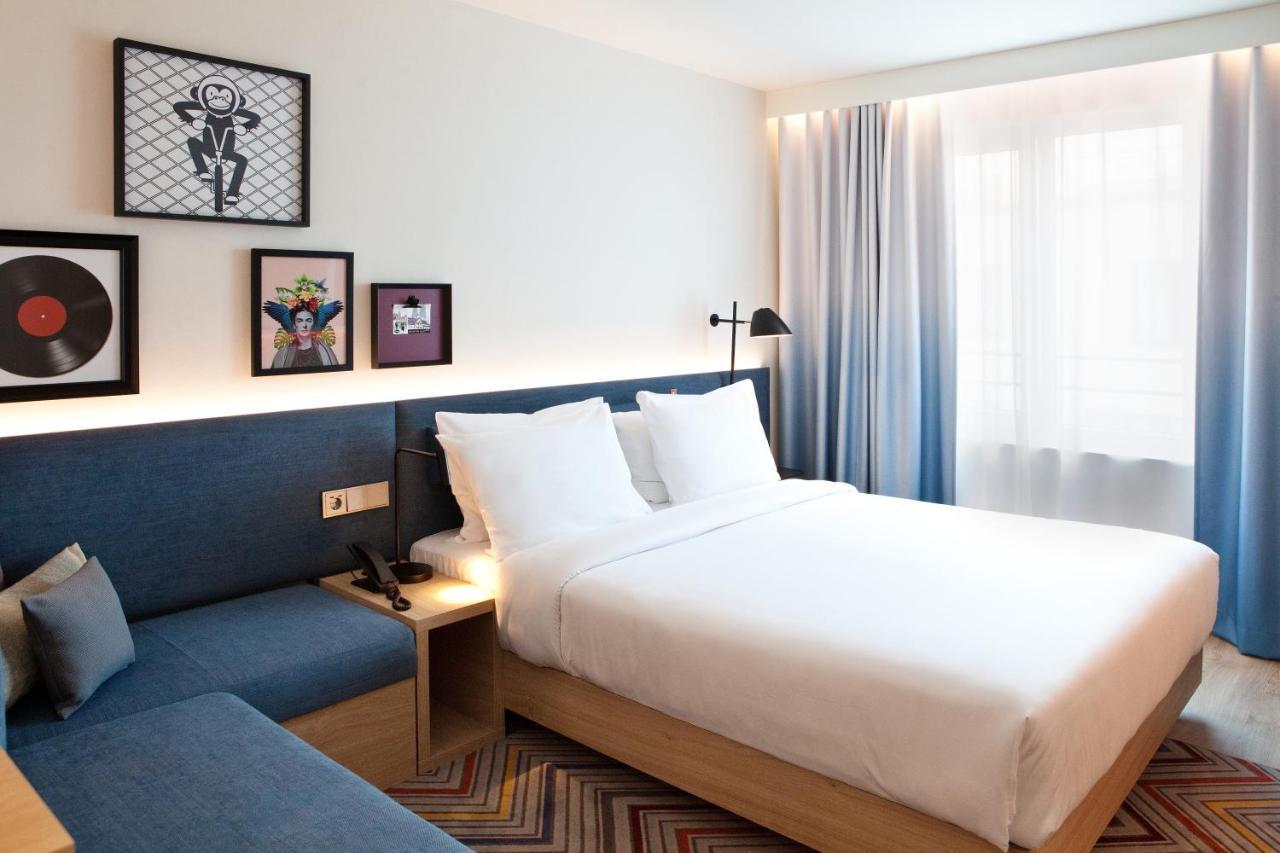 Zimmer mit Queensize-Bett und Blick auf den Innenhof