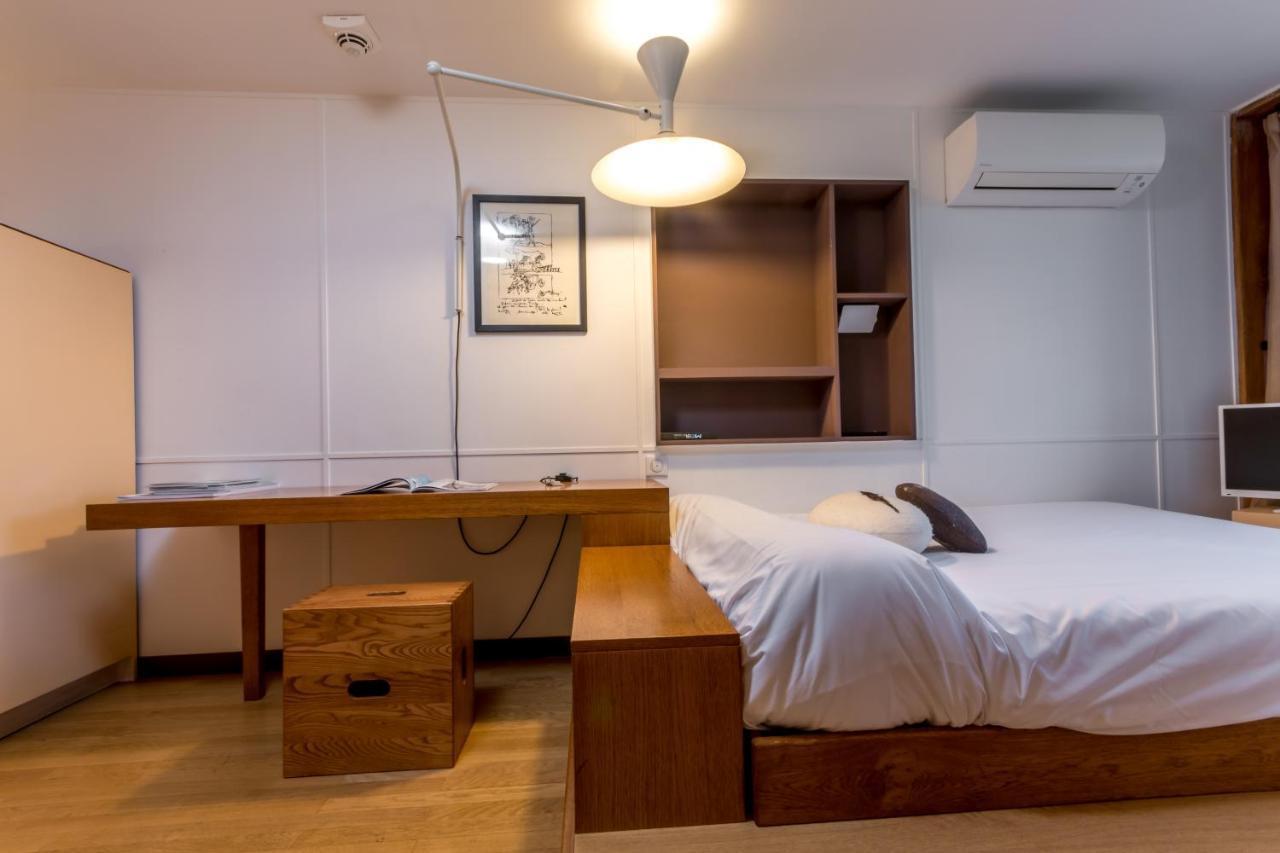 Dreibettzimmer mit Gartenblick