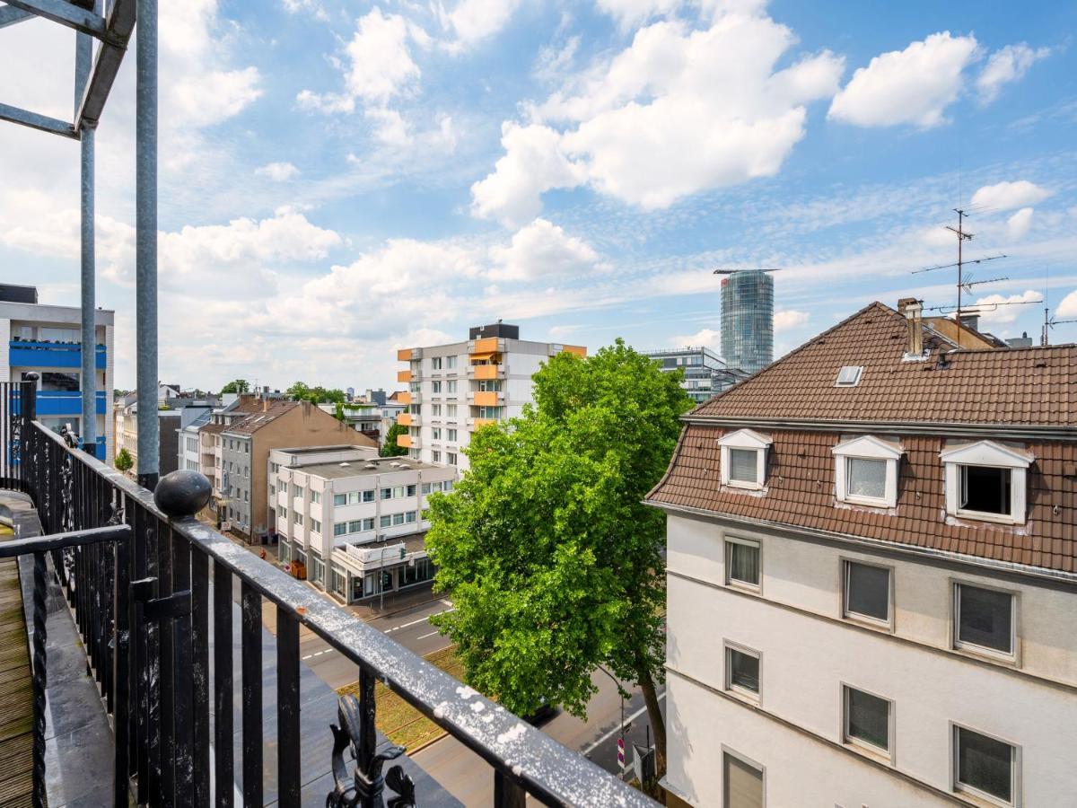 Mittelgroßes Studio mit Küchenzeile und Balkon