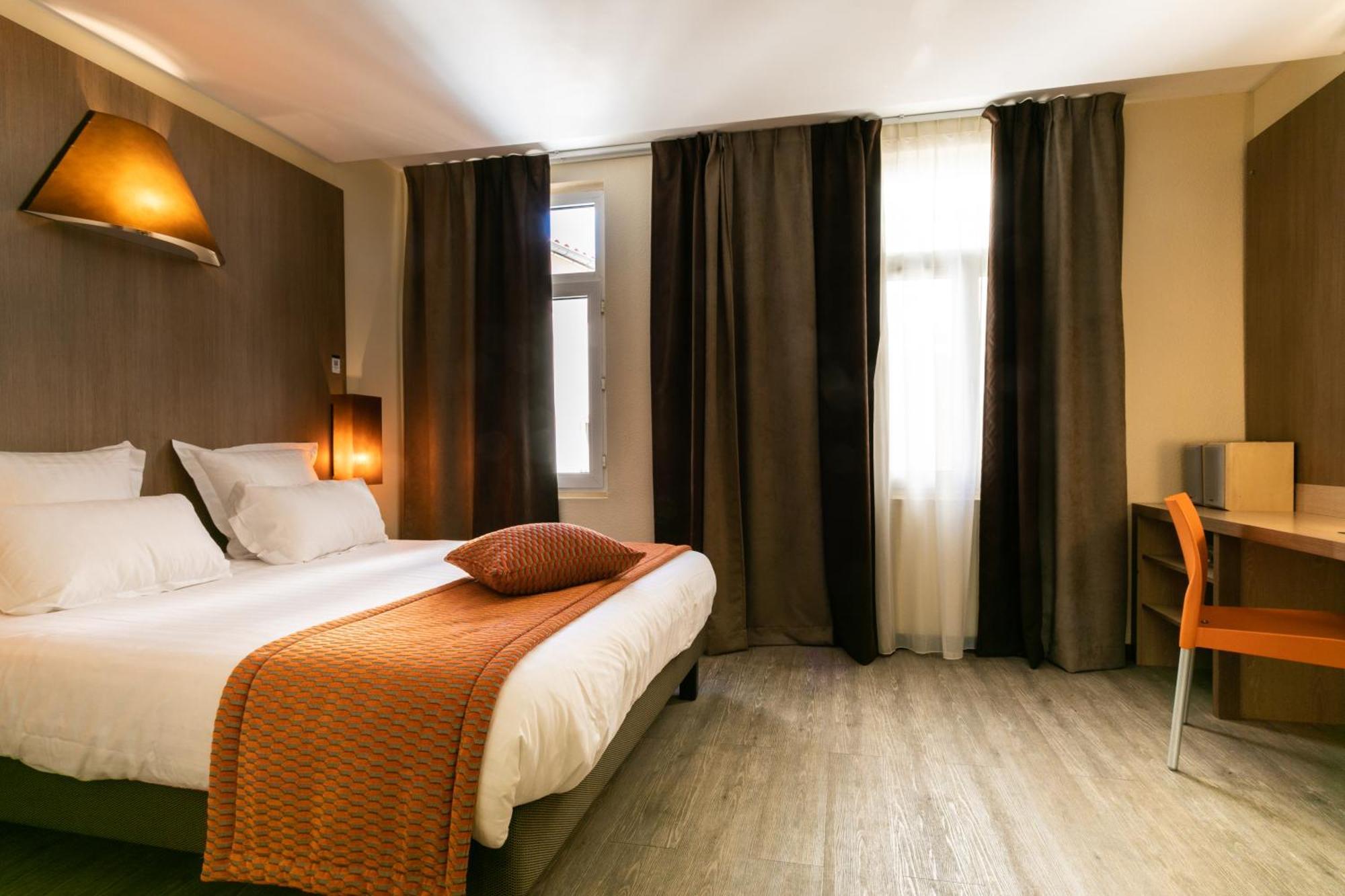 Superior Doppelzimmer mit großem Bett und Badewanne