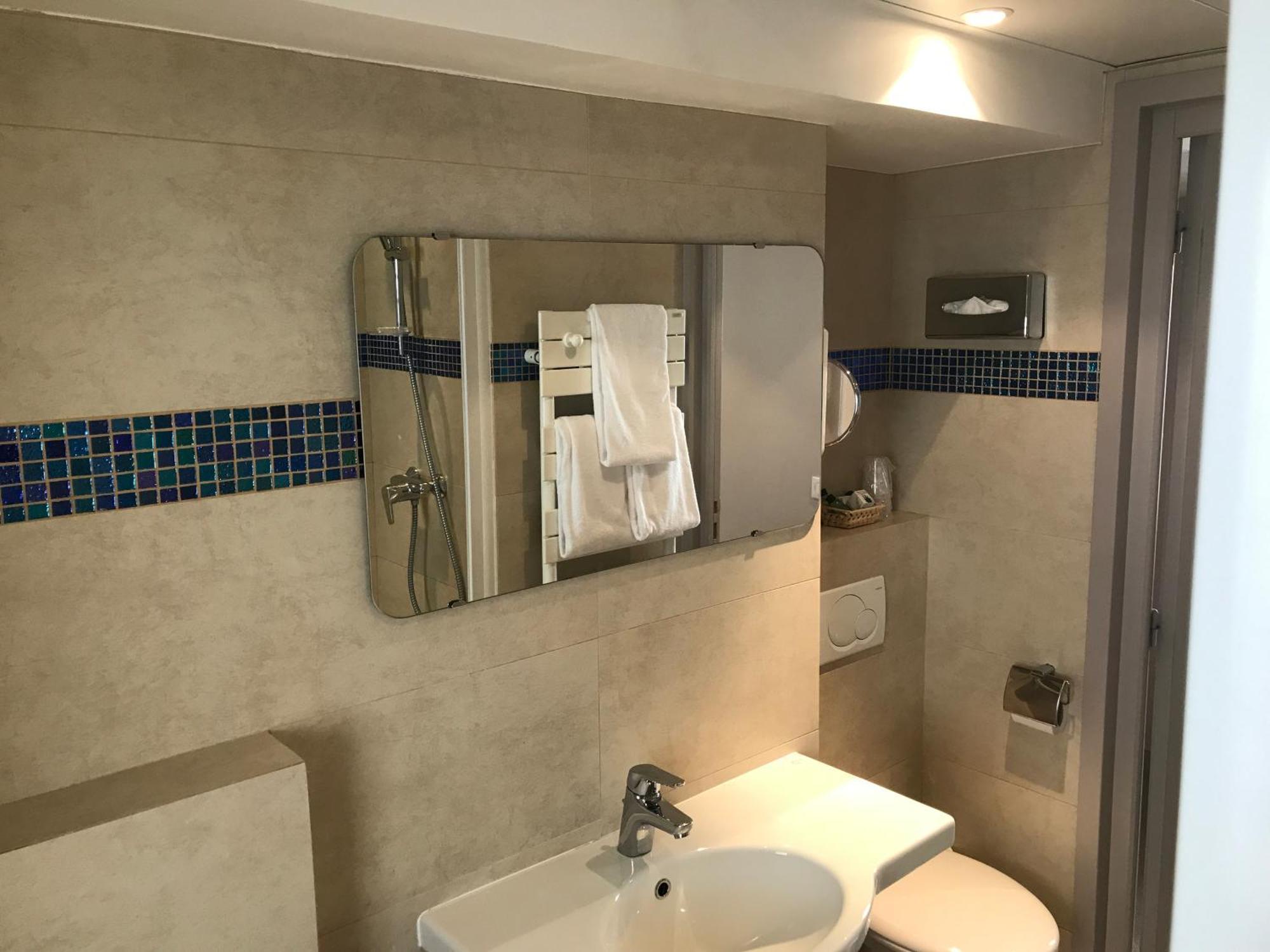 Dreibettzimmer mit Blick auf den Innenhof