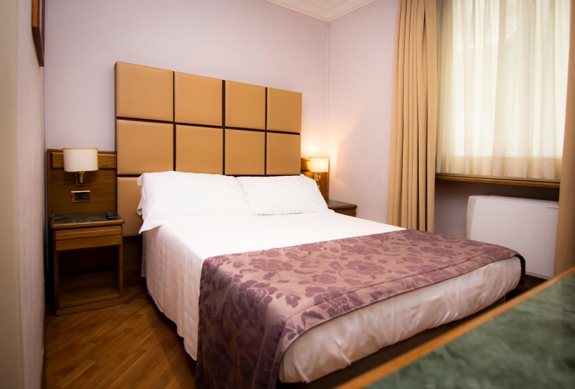 Kleines Doppel-/Zweibettzimmer