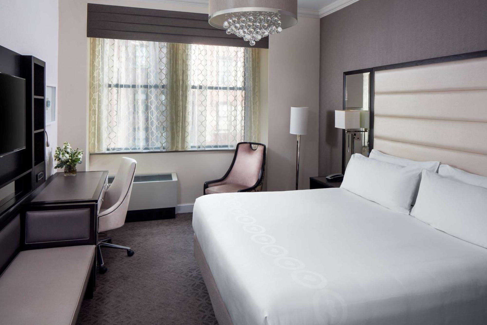 Zimmer mit Kingsize-Bett
