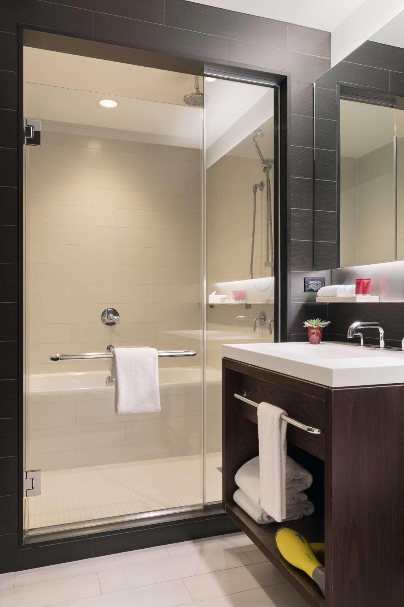 Zimmer mit Kingsize-Bett und Aussicht auf den Times Square - obere Etage