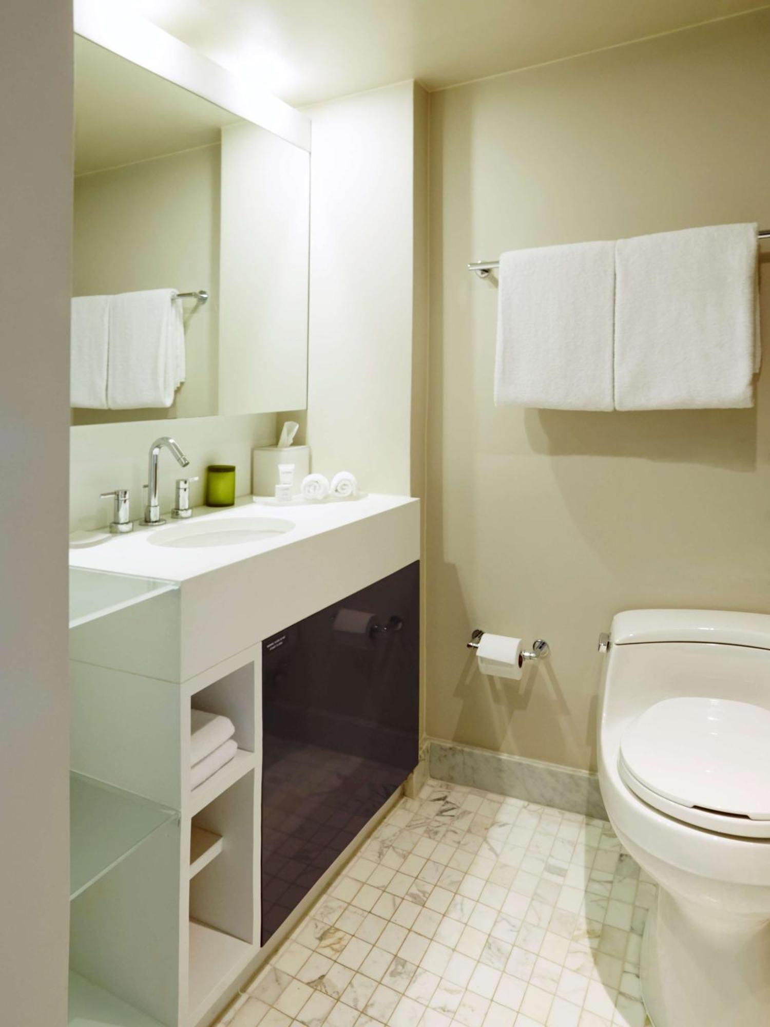 Zimmer mit 2 Queensize-Betten und barrierefreier Dusche – barrierefrei