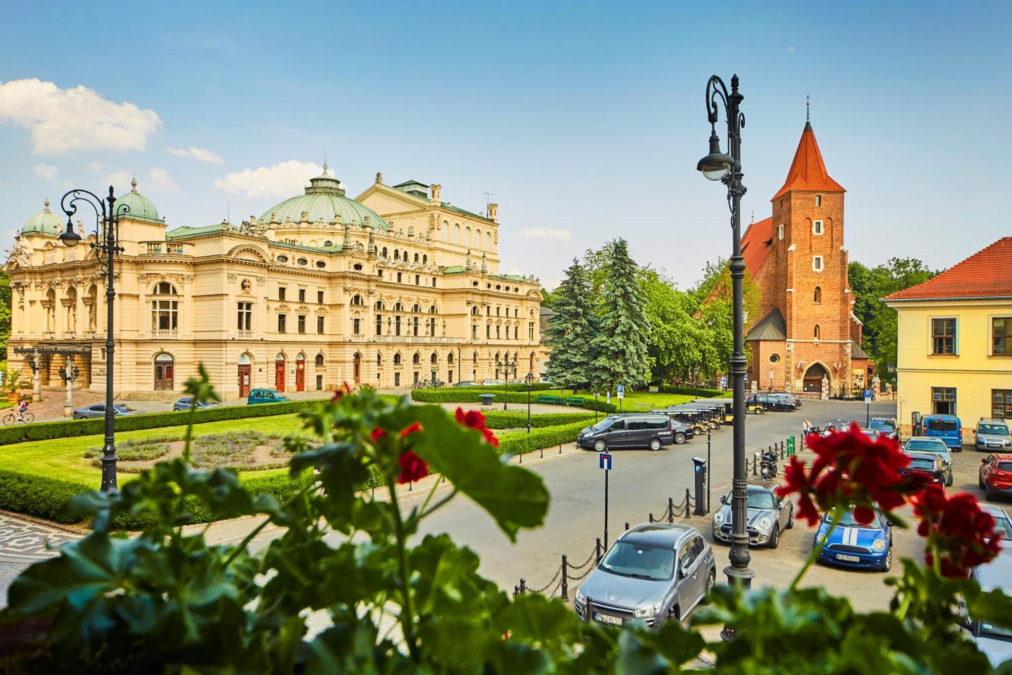 Doppelzimmer mit Stadtblick und Parkplatz