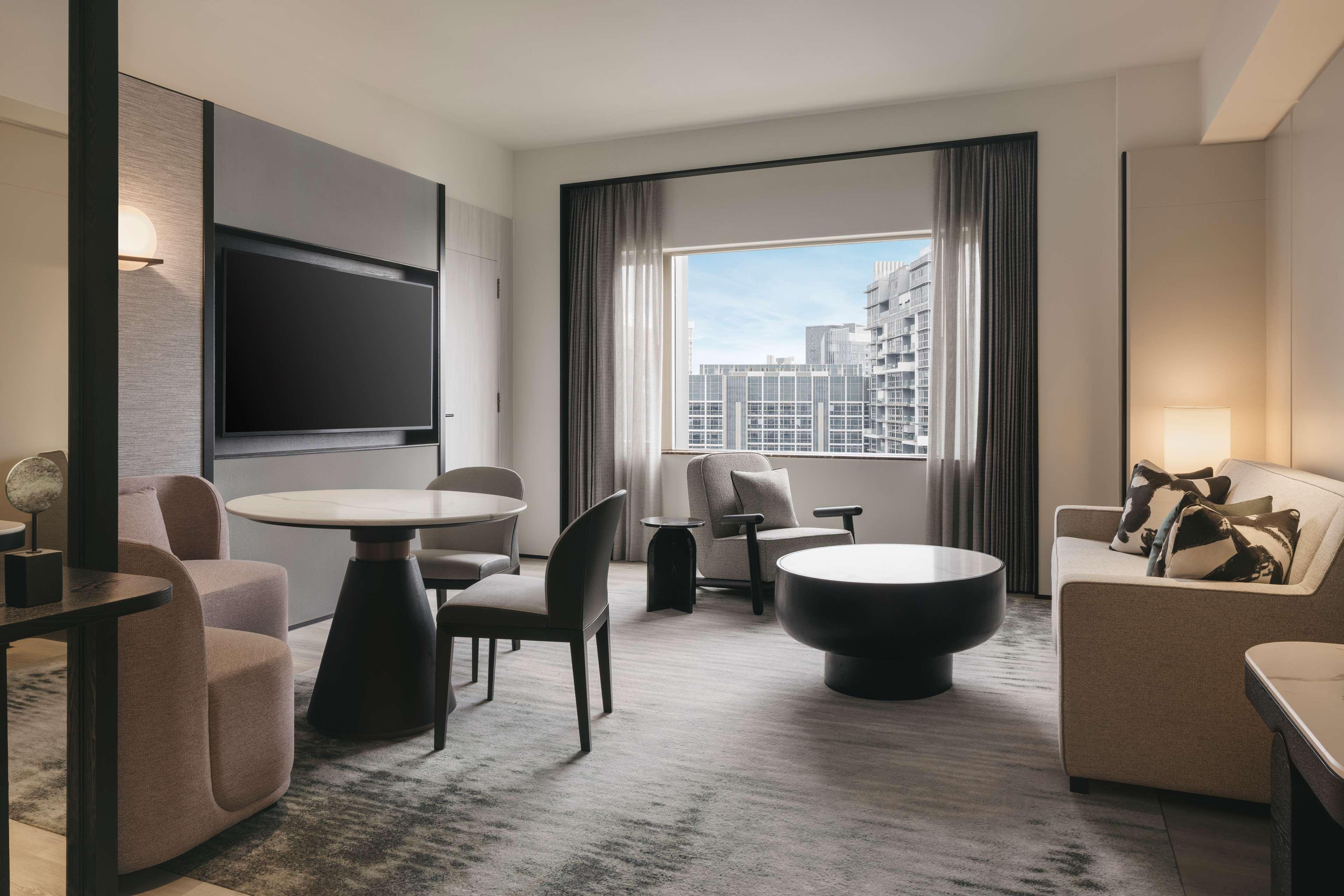 Executive Suite mit Kingsize-Bett und Zugang zur Lounge