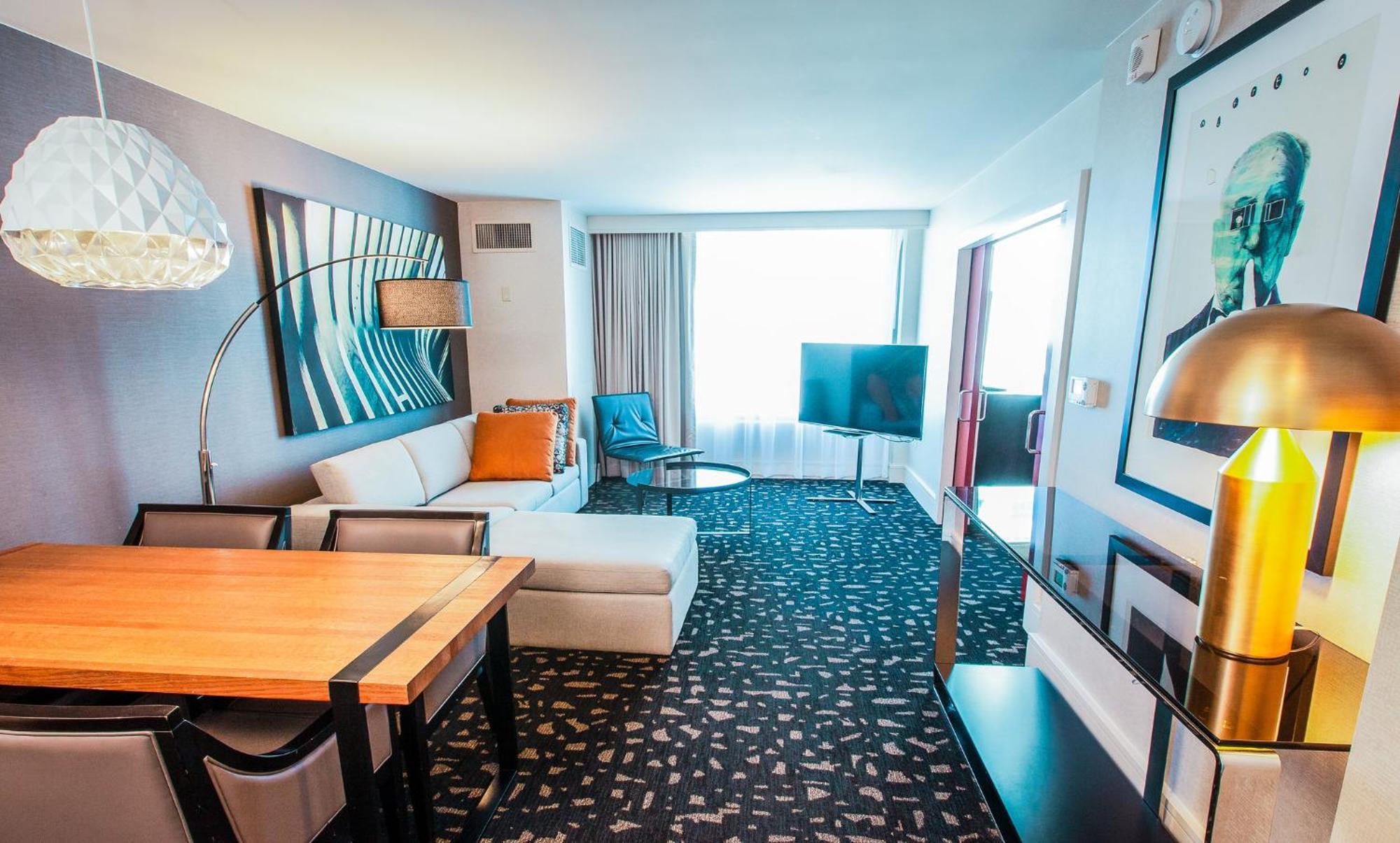 Suite mit 1 Schlafzimmer mit Kingsize-Bett und Blick auf die Skyline