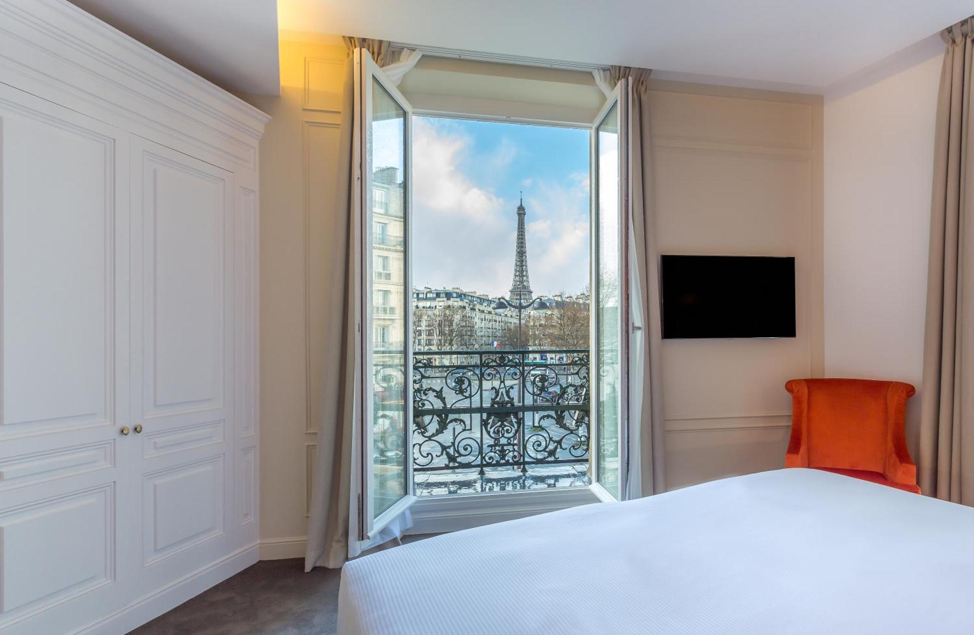 Prestige Doppelzimmer Comtesse mit frontalem Blick auf den Eiffelturm