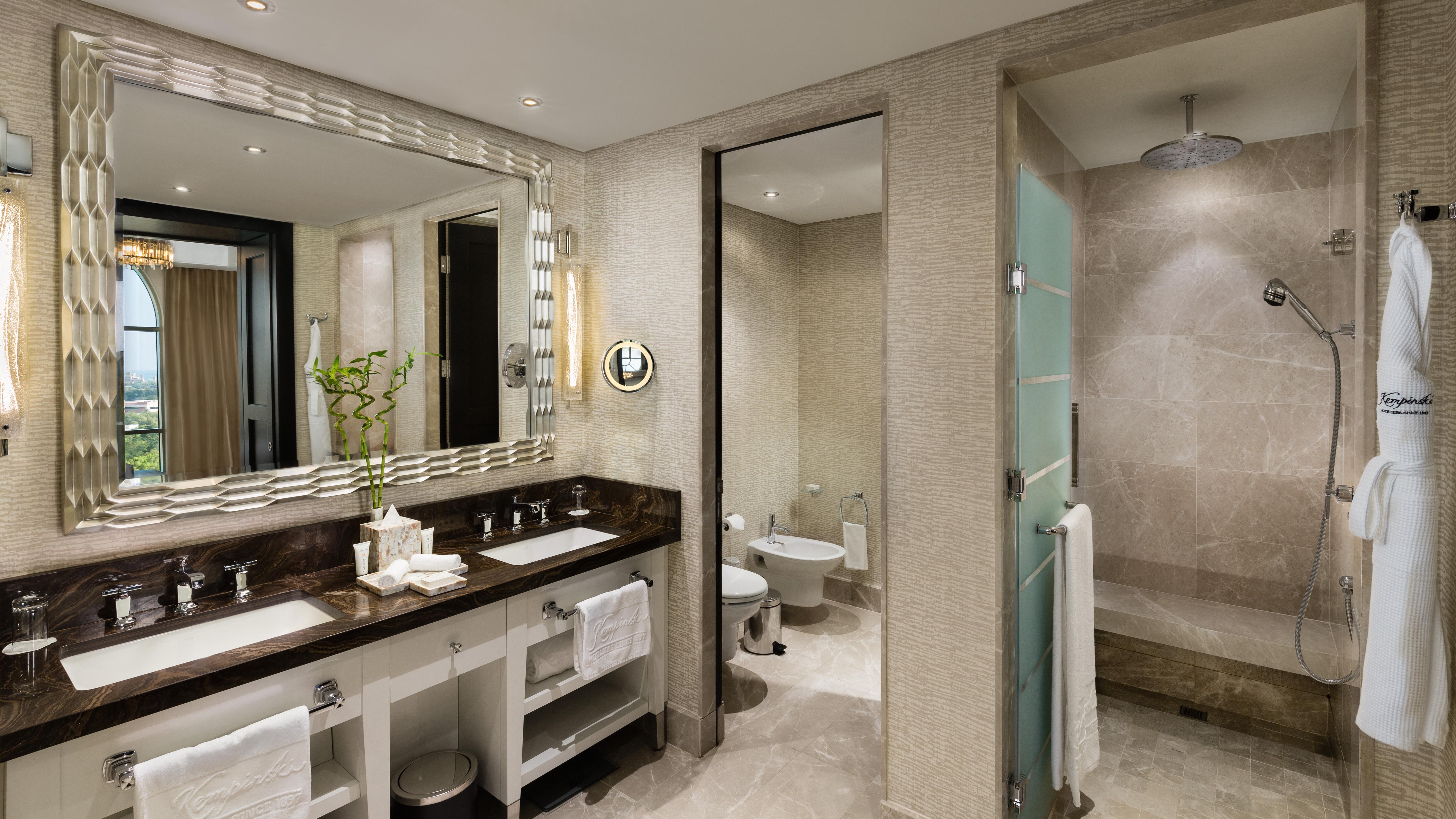 Familiensuite mit 3 Schlafzimmern und Zugang zur Lounge inklusive Nachmittagstee, Cocktailstunden am Abend, alkoholfreien Erfrischungsgetränken und Kanapees