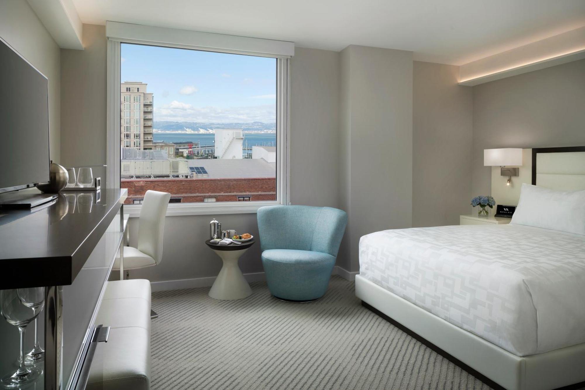 Zimmer mit Kingsize-Bett und Meerblick