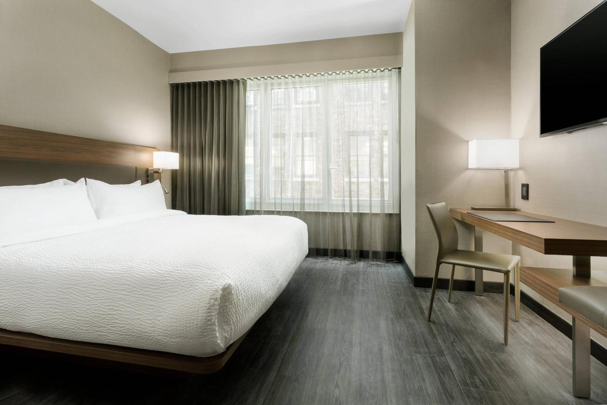 Zimmer mit Kingsize-Bett in der oberen Etage