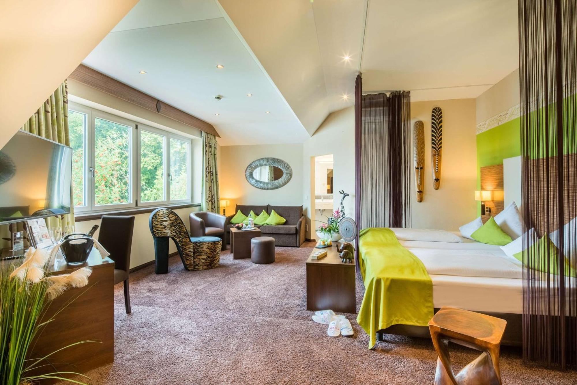 Deluxe King Suite with Whirlpool,1403305025:JPEG