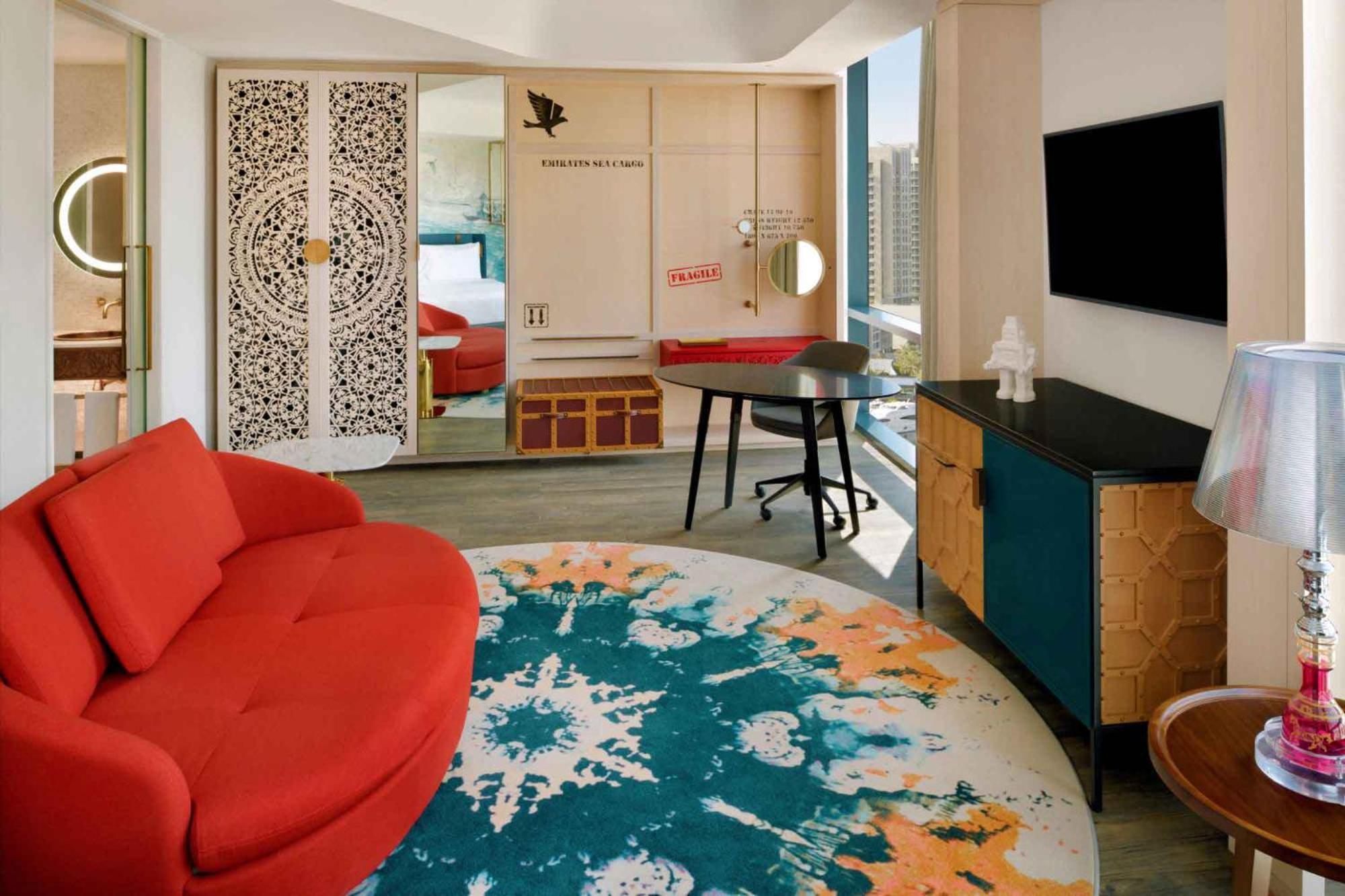 Junior Suite mit Kingsize-Bett und Blick auf den Creek