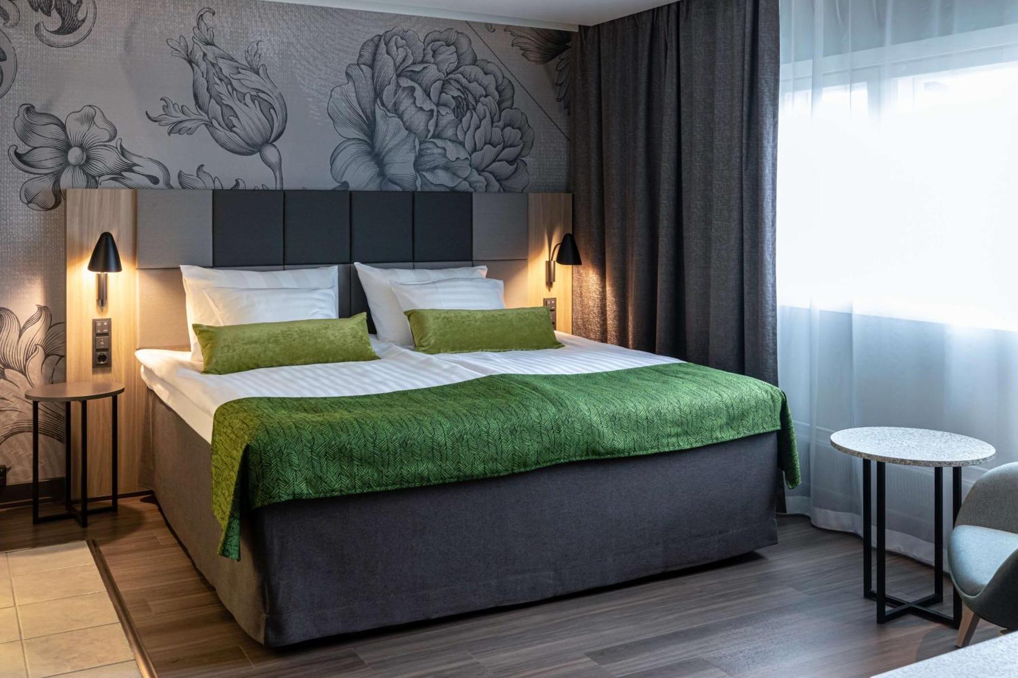 Zimmer mit Kingsize-Bett