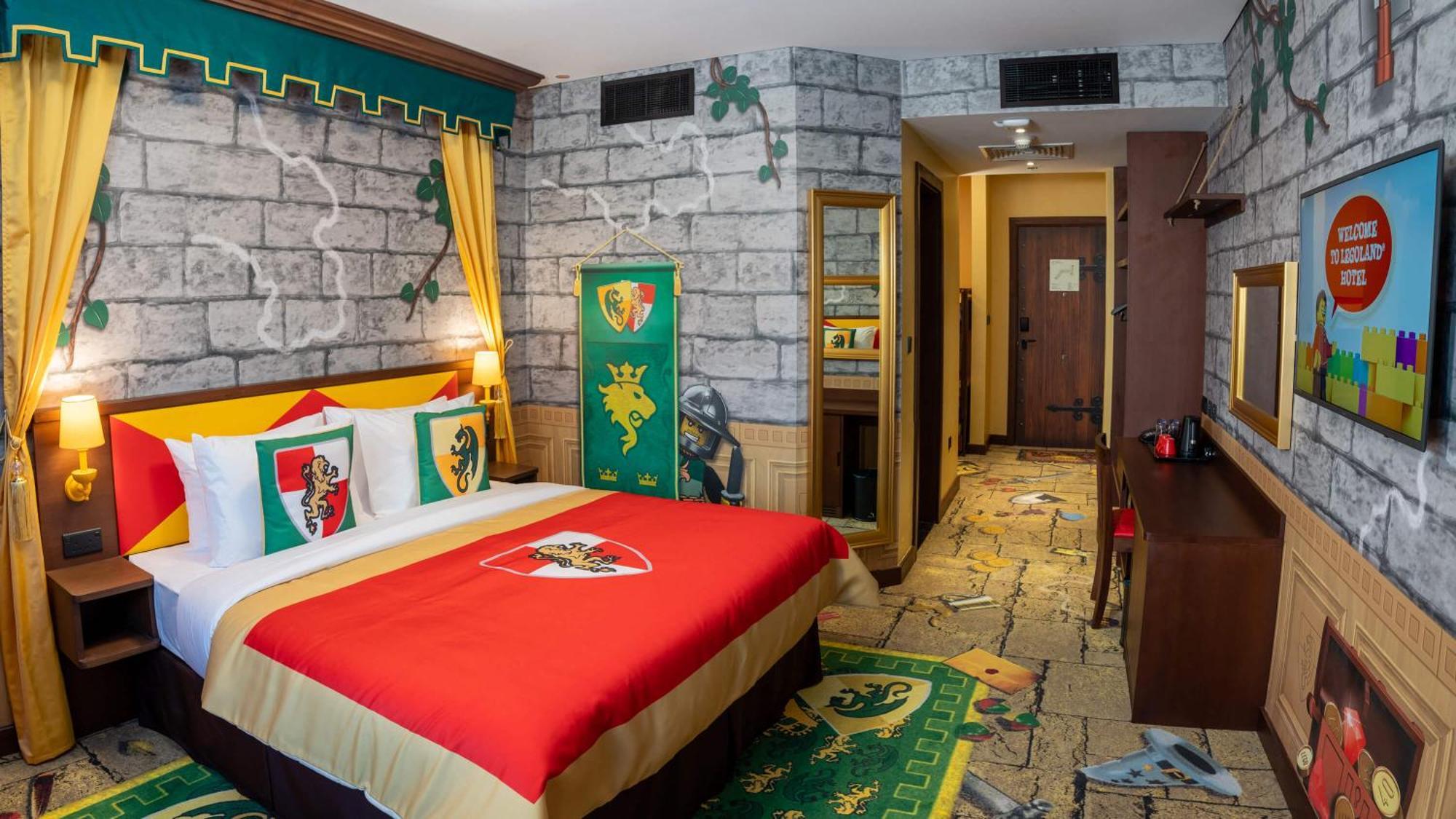 Vollständig mit KINGDOM-Motiven thematisch gestaltetes Zimmer – inklusive kostenlosem Zugang zum Park, Frühstück, kreativen Workshops, Schatzsuche im Zimmer und Aktivitäten für Kinder
