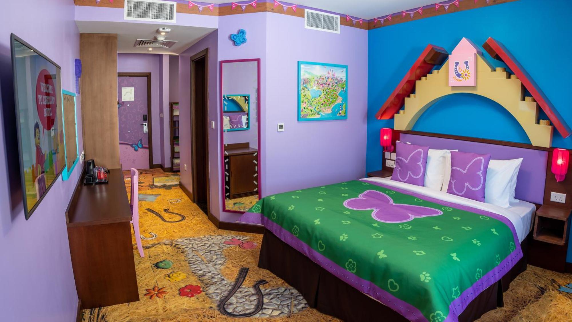 Zimmer mit FRIENDS-Motiven thematisch gestaltet – inklusive kostenlosem Zugang zum Park, Frühstück, kreativen Workshops, Schatzsuche im Zimmer und Aktivitäten für Kinder