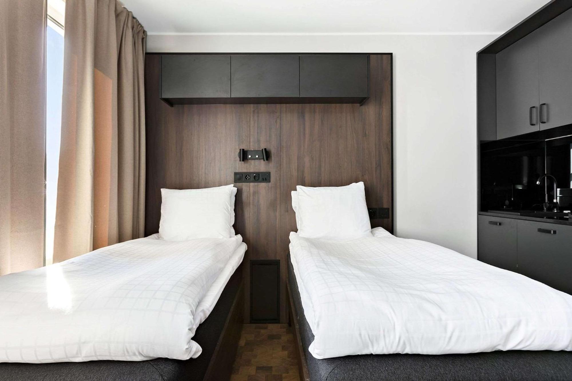 Zweibettzimmer mit Küchenzeile