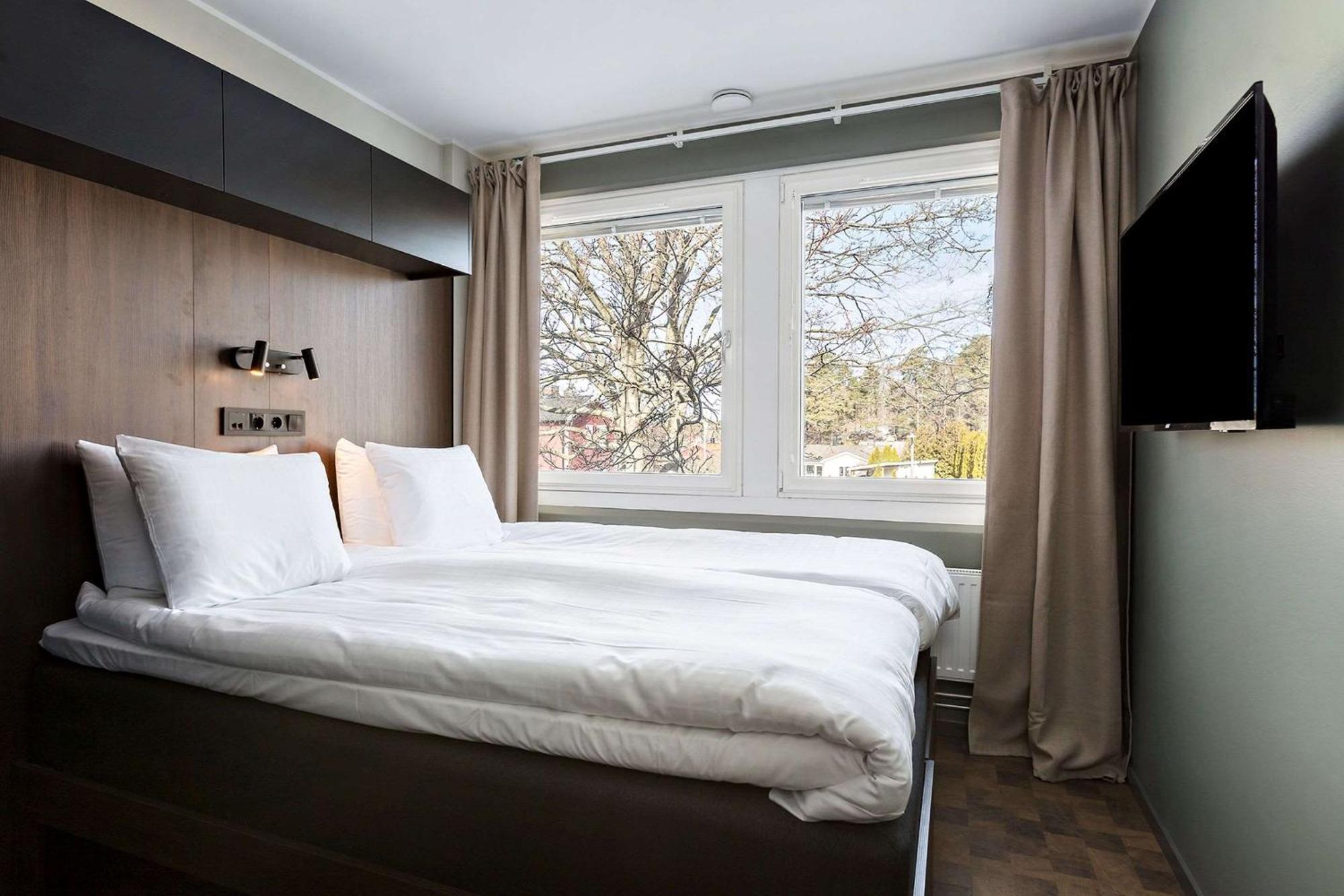 Studio mit einem Queensize-Bett und Kochnische