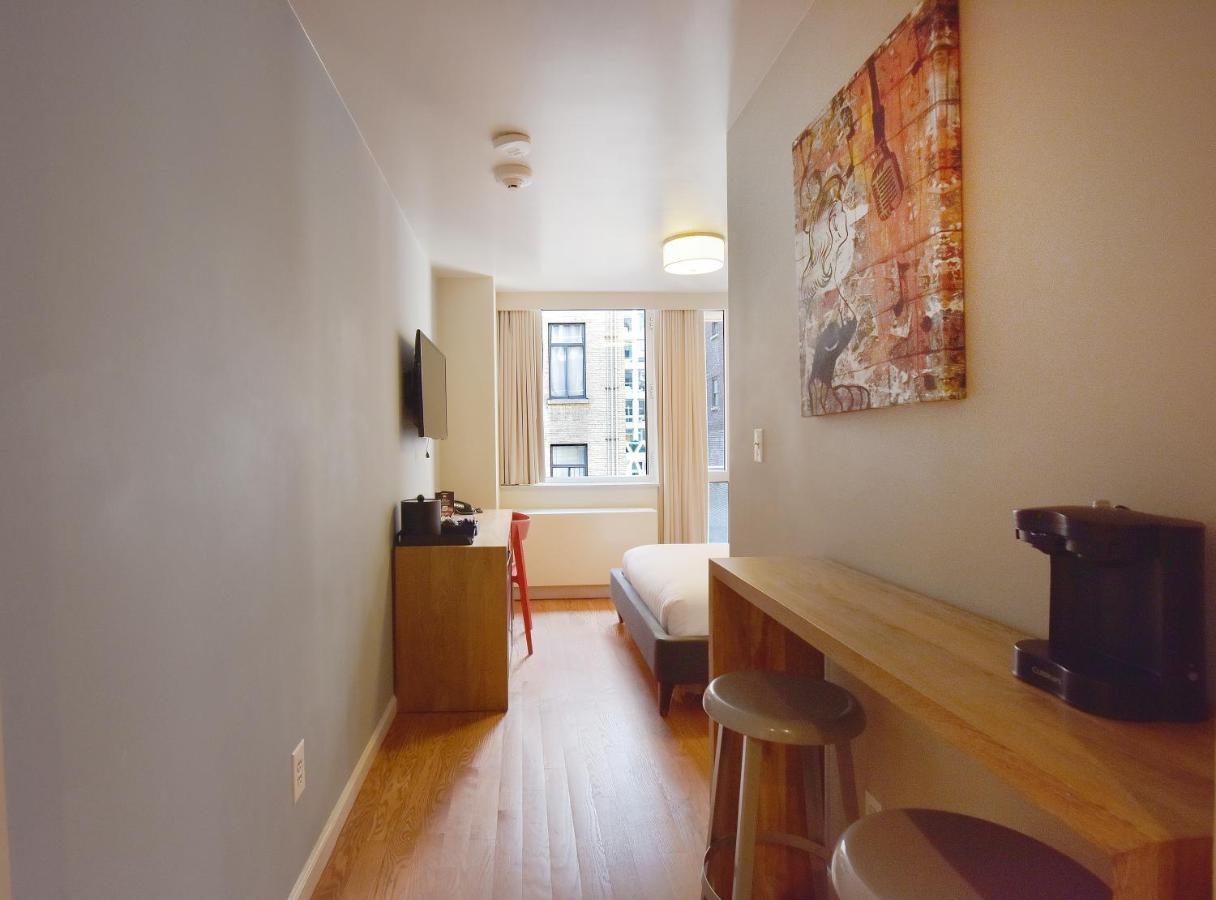 Studio mit Doppelbett und Balkon
