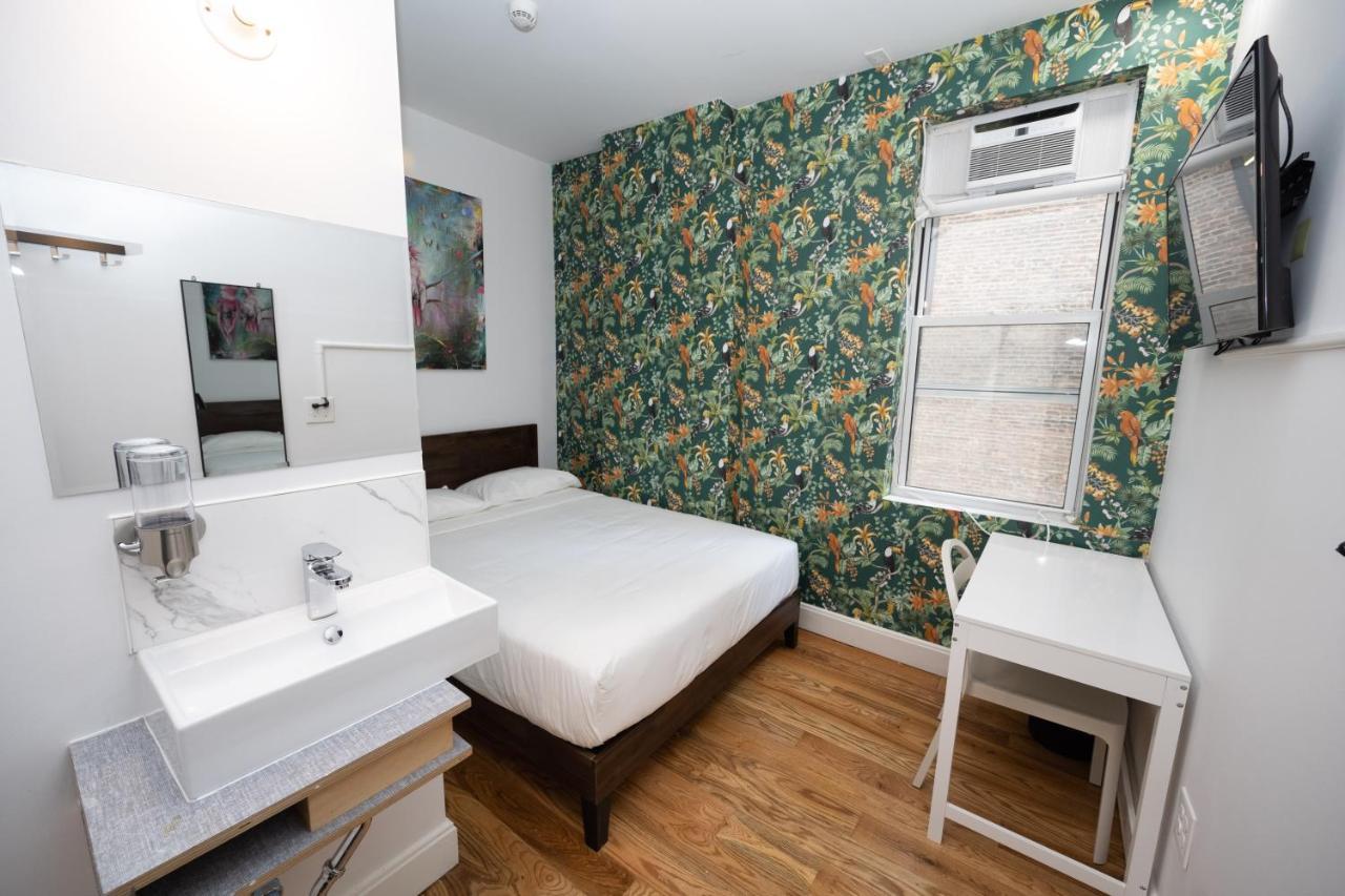 Zimmer mit Kingsize-Bett und Gemeinschaftsbad
