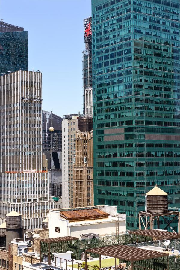 Doppelzimmer mit 2 Doppelbetten und Stadtblick